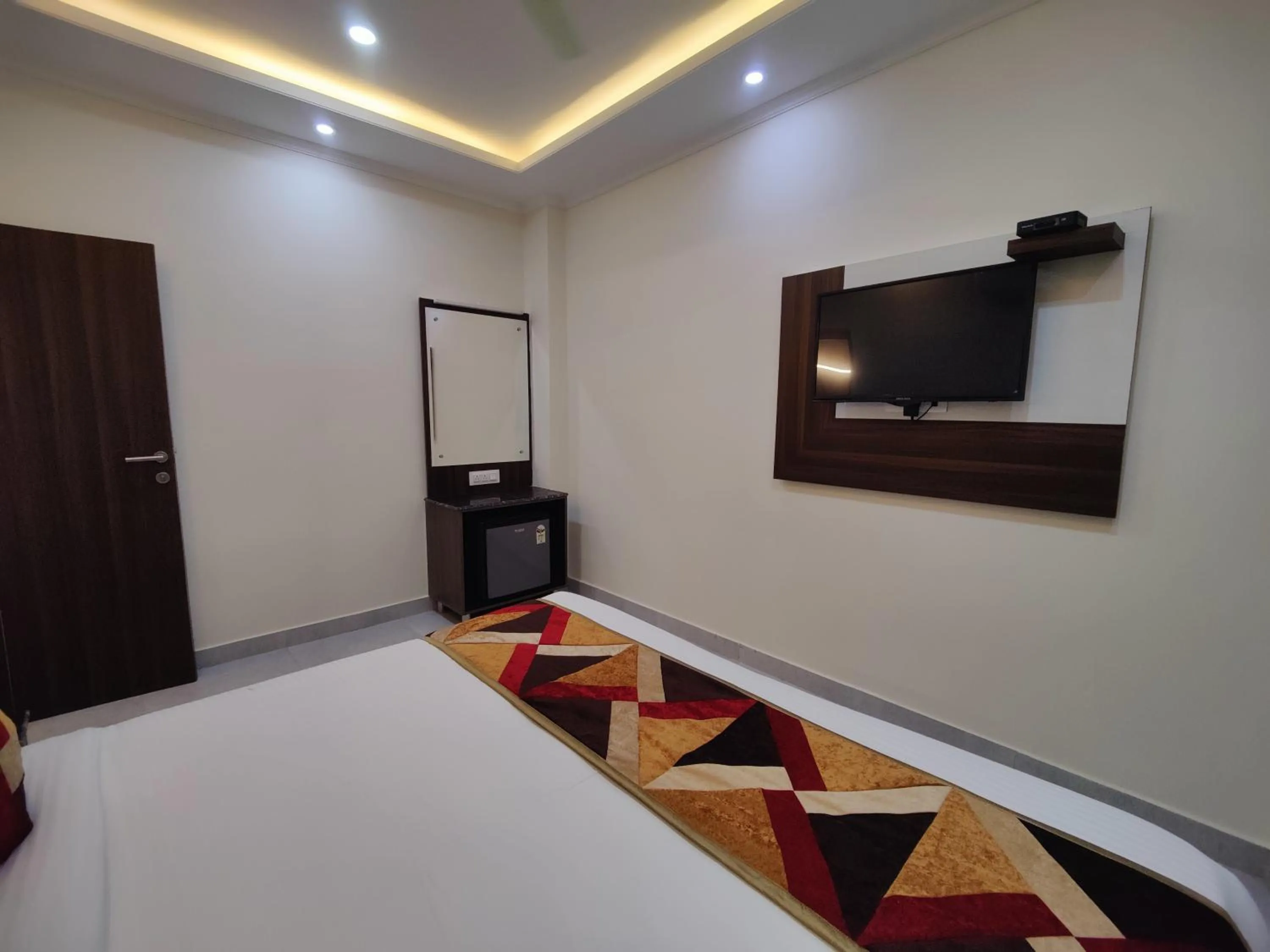 TV and multimedia in Hotel Mandi Heights - Bar, Fine Dining & Banquet Hall