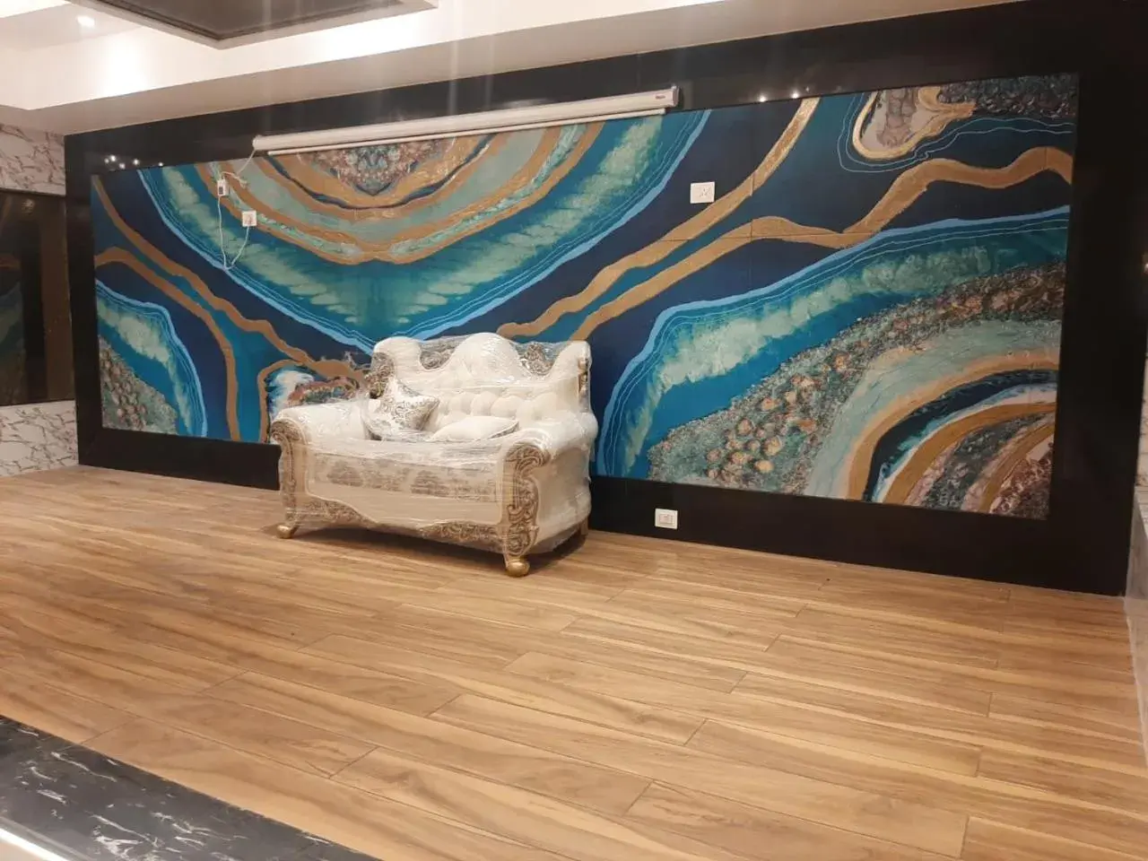 Living room in Hotel Mandi Heights - Bar, Fine Dining & Banquet Hall Living room in Hotel Mandi Heights - Bar, Fine Dining & Banquet Hall