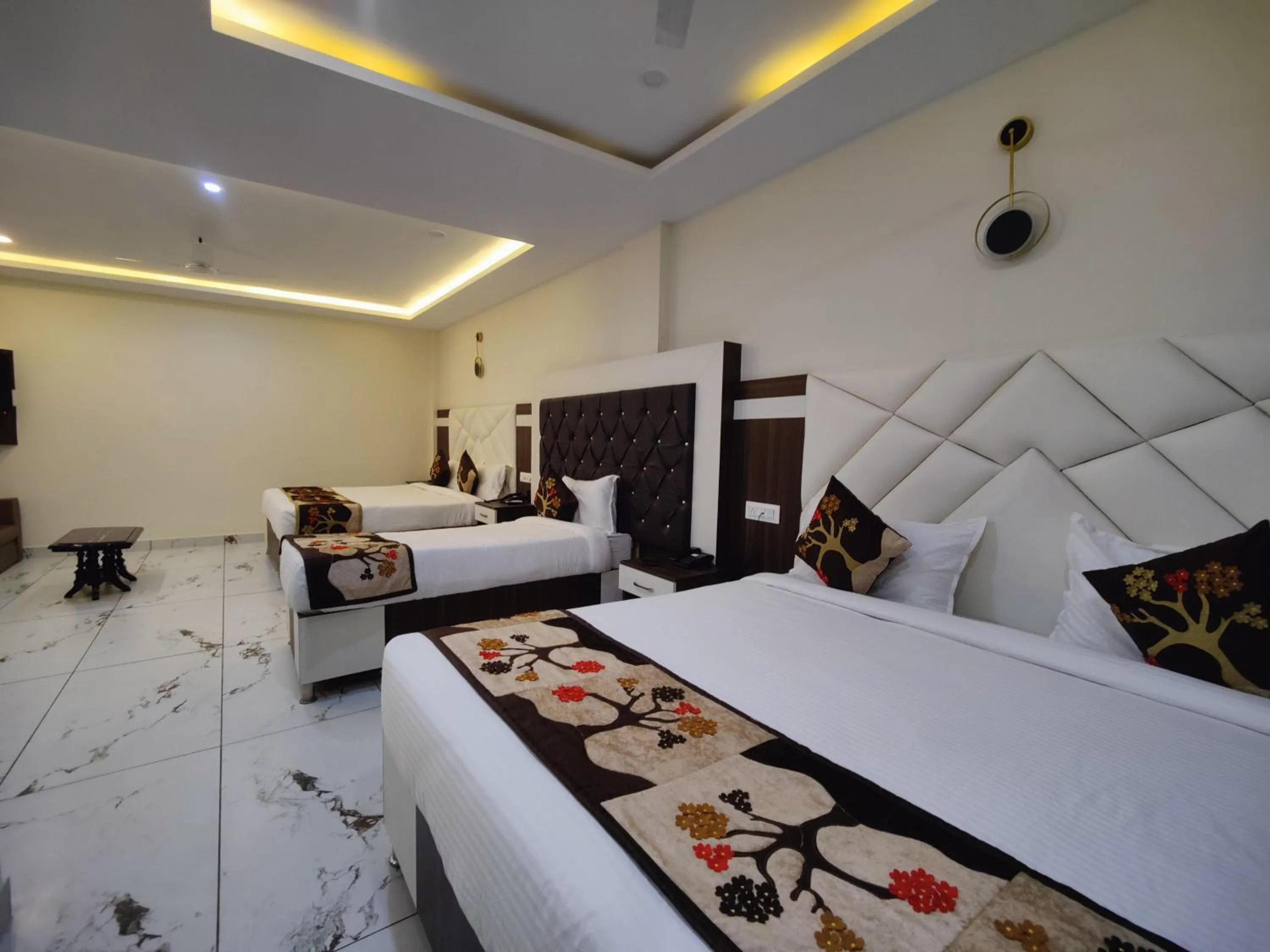 Living room in Hotel Mandi Heights - Bar, Fine Dining & Banquet Hall