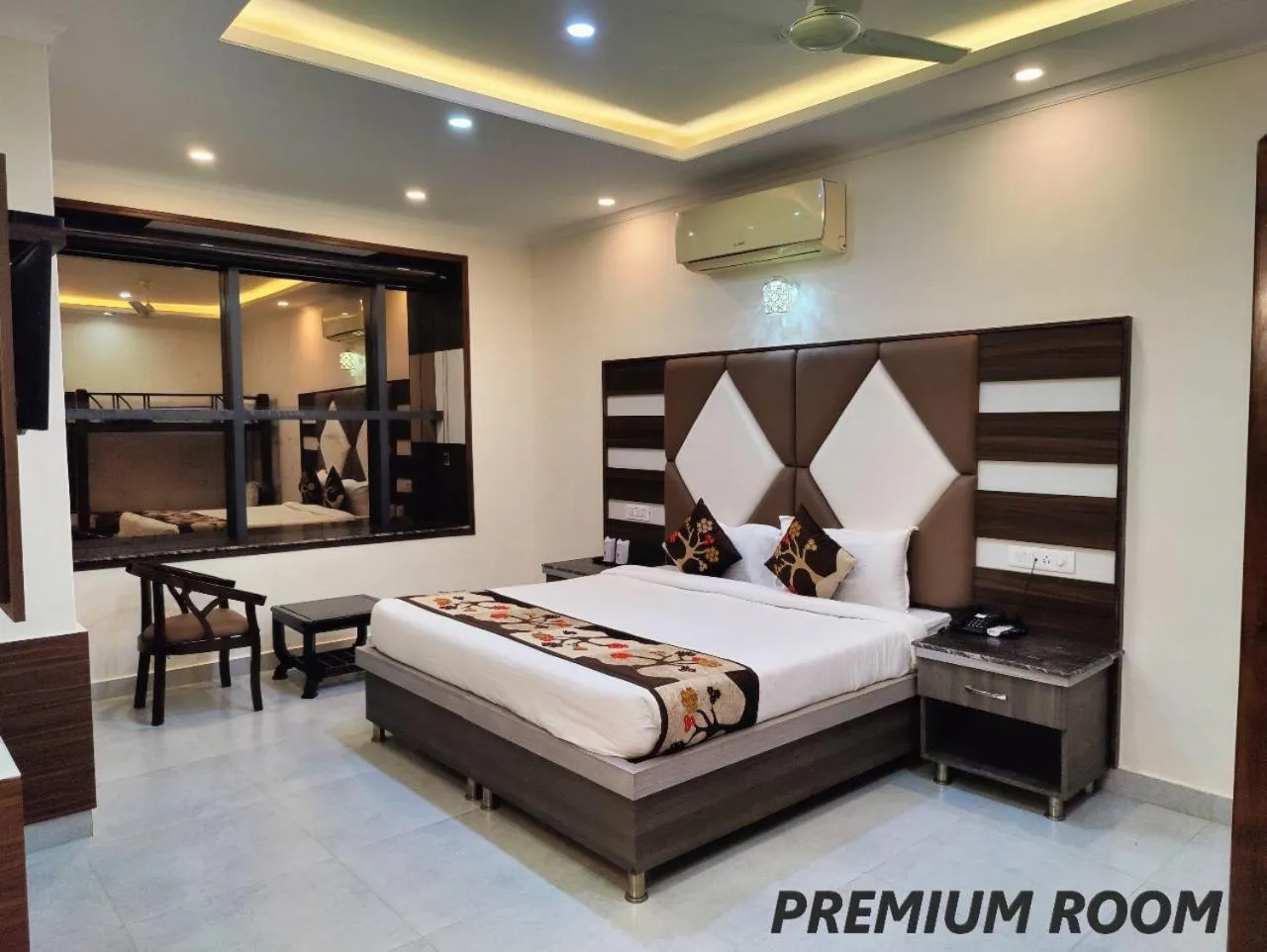 Bedroom in Hotel Mandi Heights - Bar, Fine Dining & Banquet Hall