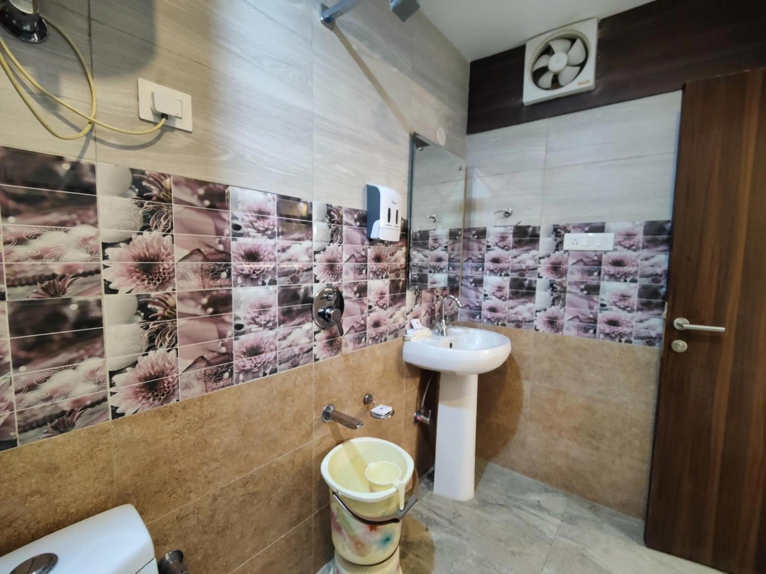 Shower in Hotel Mandi Heights - Bar, Fine Dining & Banquet Hall