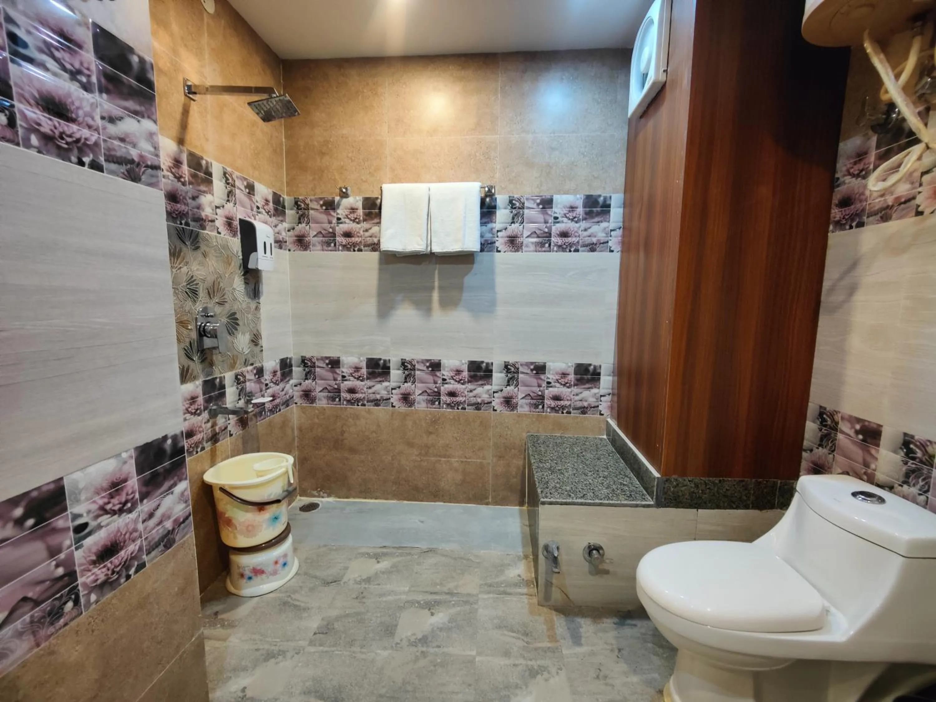 Shower in Hotel Mandi Heights - Bar, Fine Dining & Banquet Hall