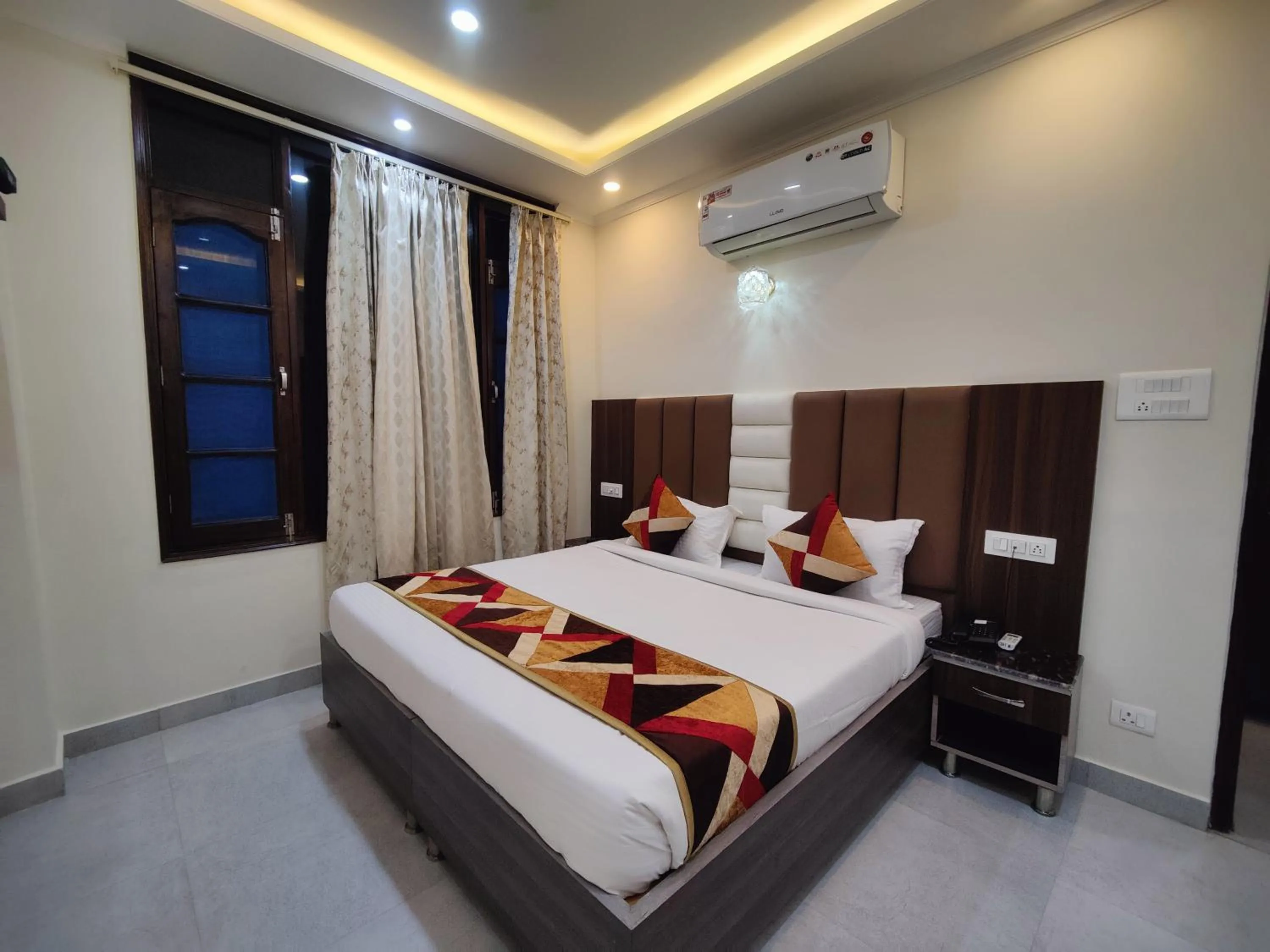 Bedroom in Hotel Mandi Heights - Bar, Fine Dining & Banquet Hall