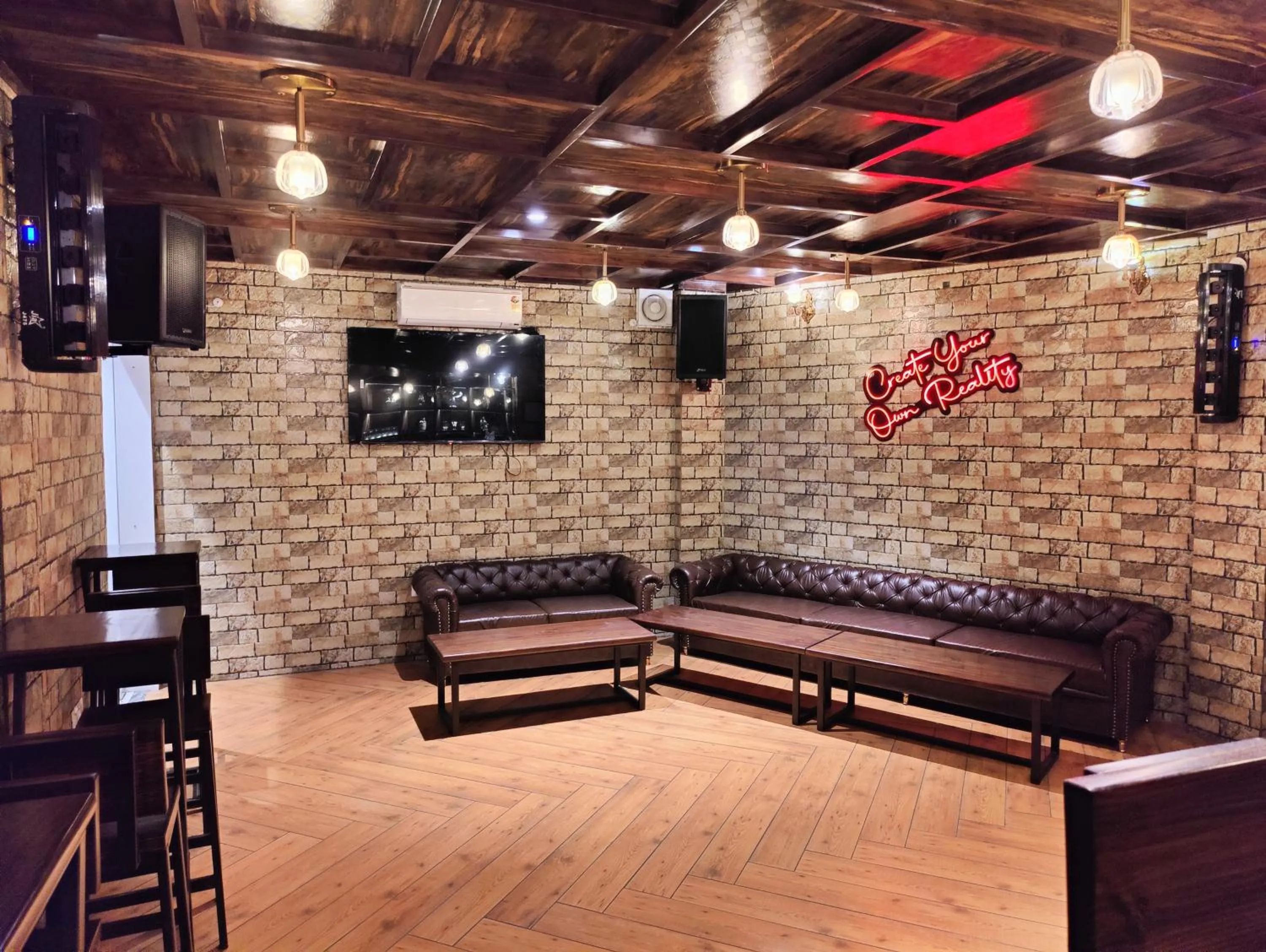 Lounge or bar in Hotel Mandi Heights - Bar, Fine Dining & Banquet Hall