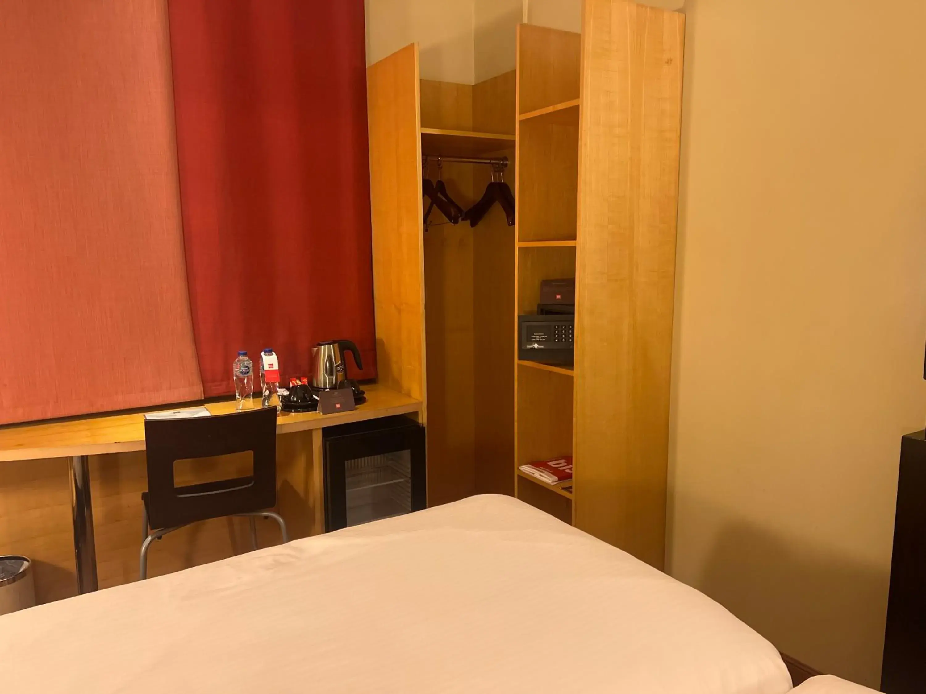 Coffee/tea facilities, Bed in Ibis Yanbu Coffee/tea facilities, Bed in Ibis Yanbu