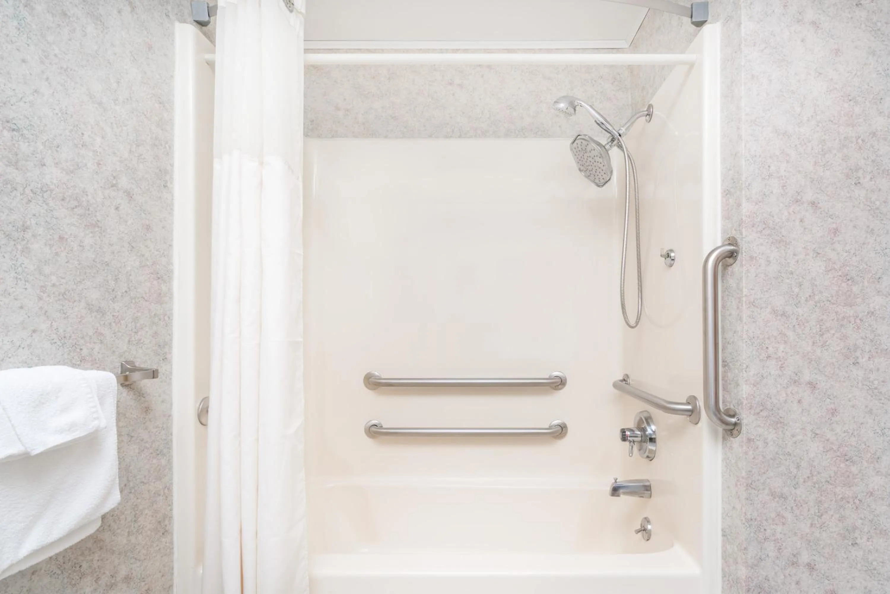 Bathroom in Days Inn by Wyndham Hurley