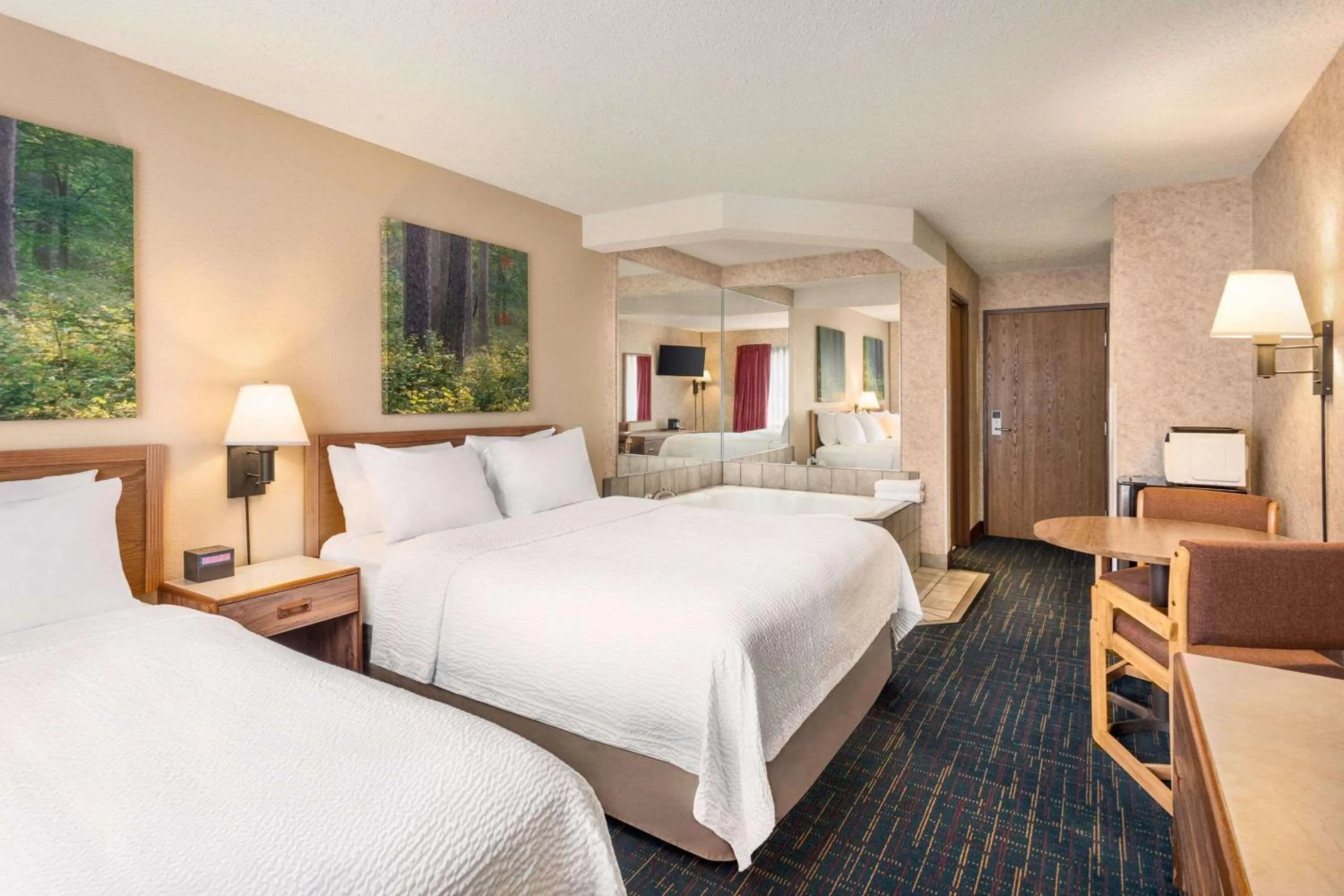 Hot Tub, Bed in Days Inn by Wyndham Hurley