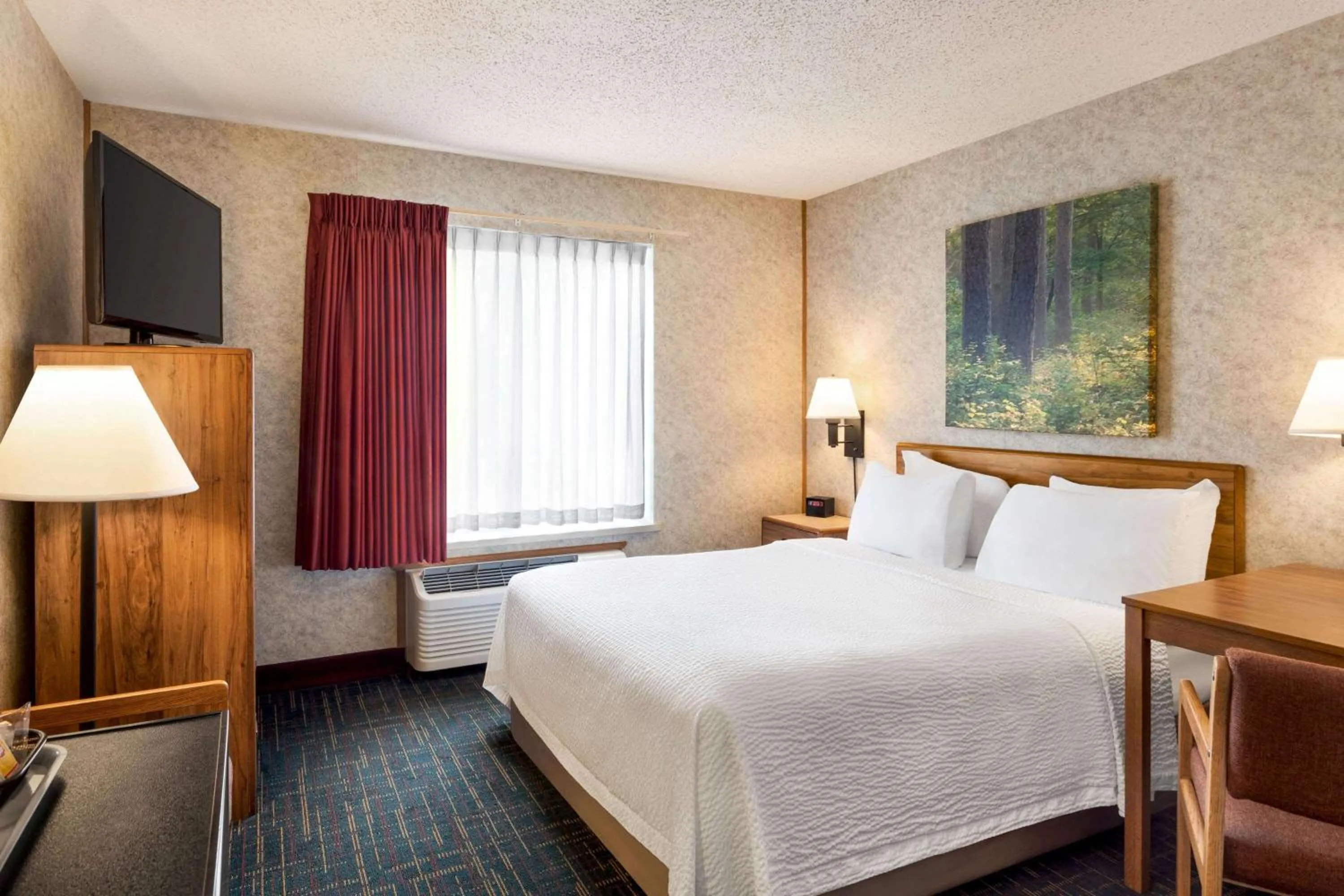 Bed in Days Inn by Wyndham Hurley