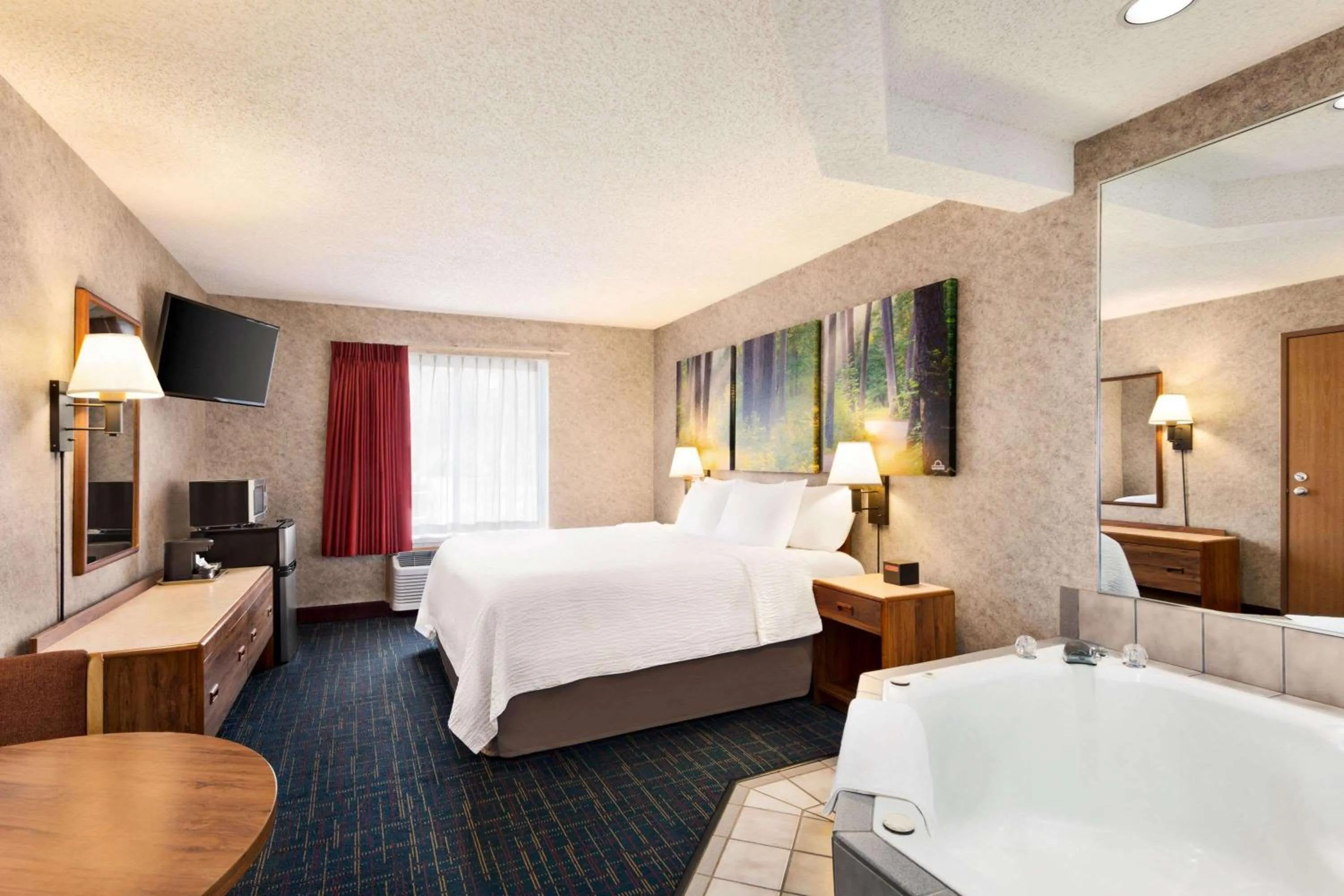 Hot Tub, Bed in Days Inn by Wyndham Hurley