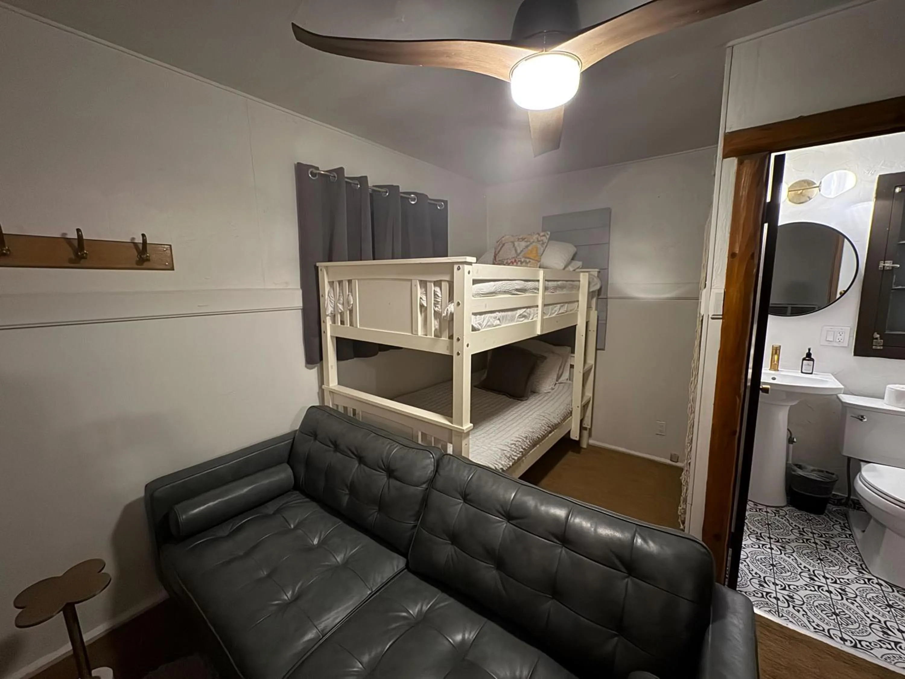 Living room, Bed in Three Pines Cabins