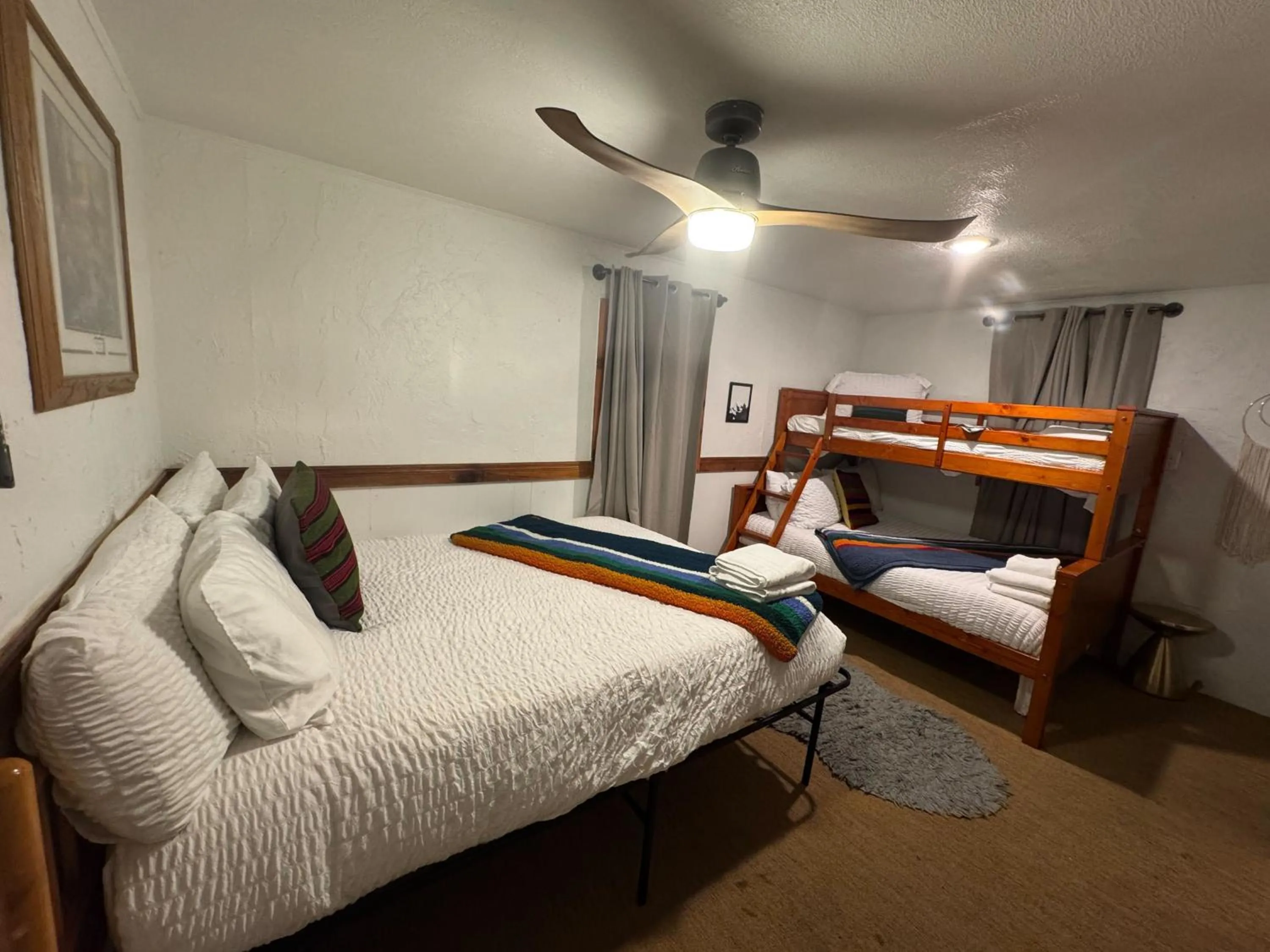 Living room, Bed in Three Pines Cabins