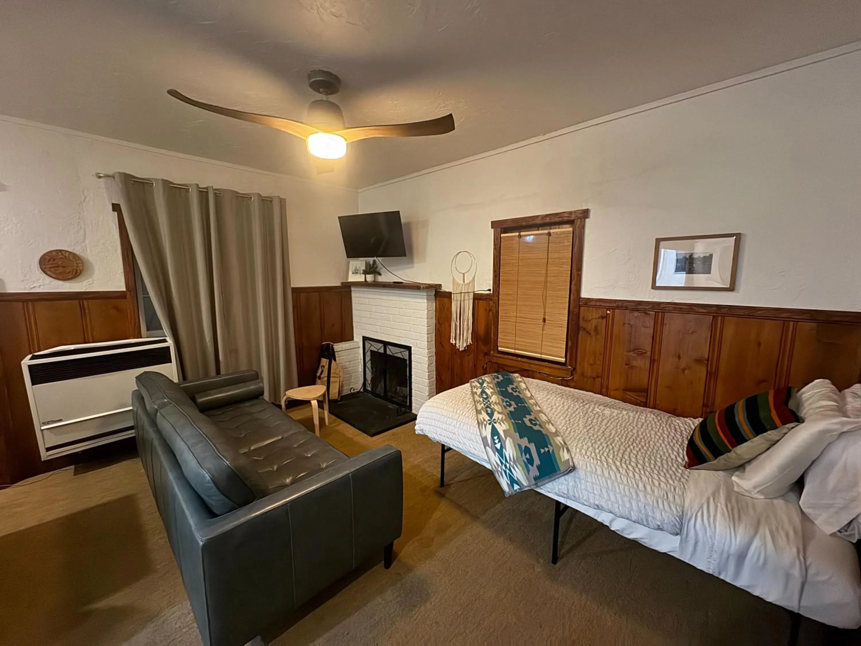 Living room, Bed in Three Pines Cabins