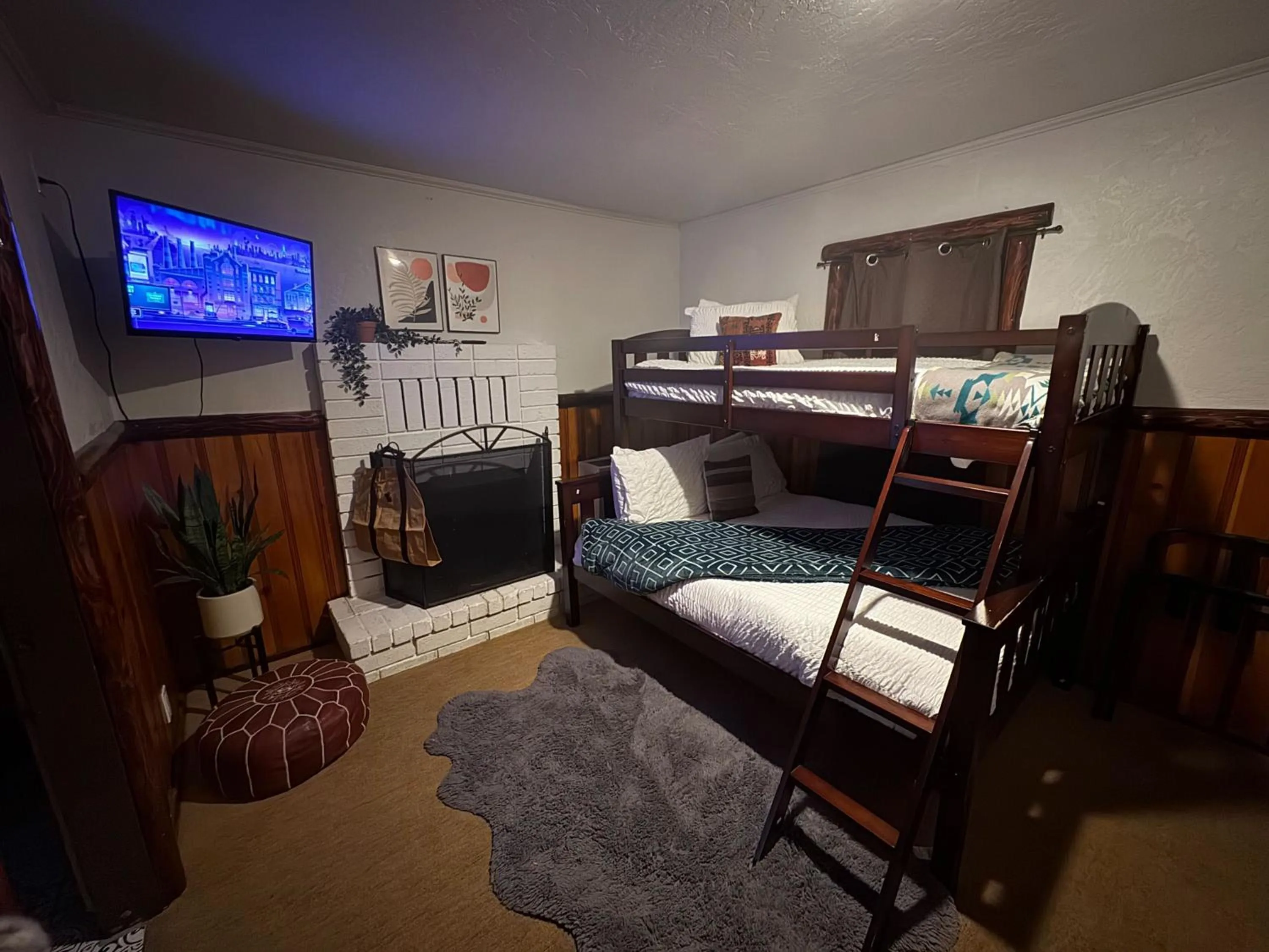 Living room, Bed in Three Pines Cabins