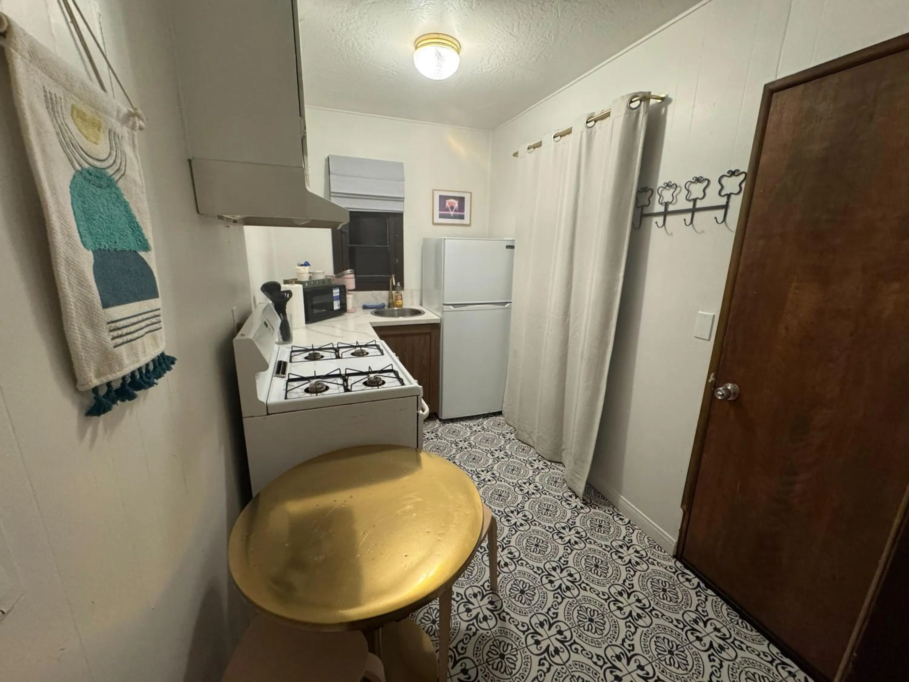 Kitchen or kitchenette in Three Pines Cabins