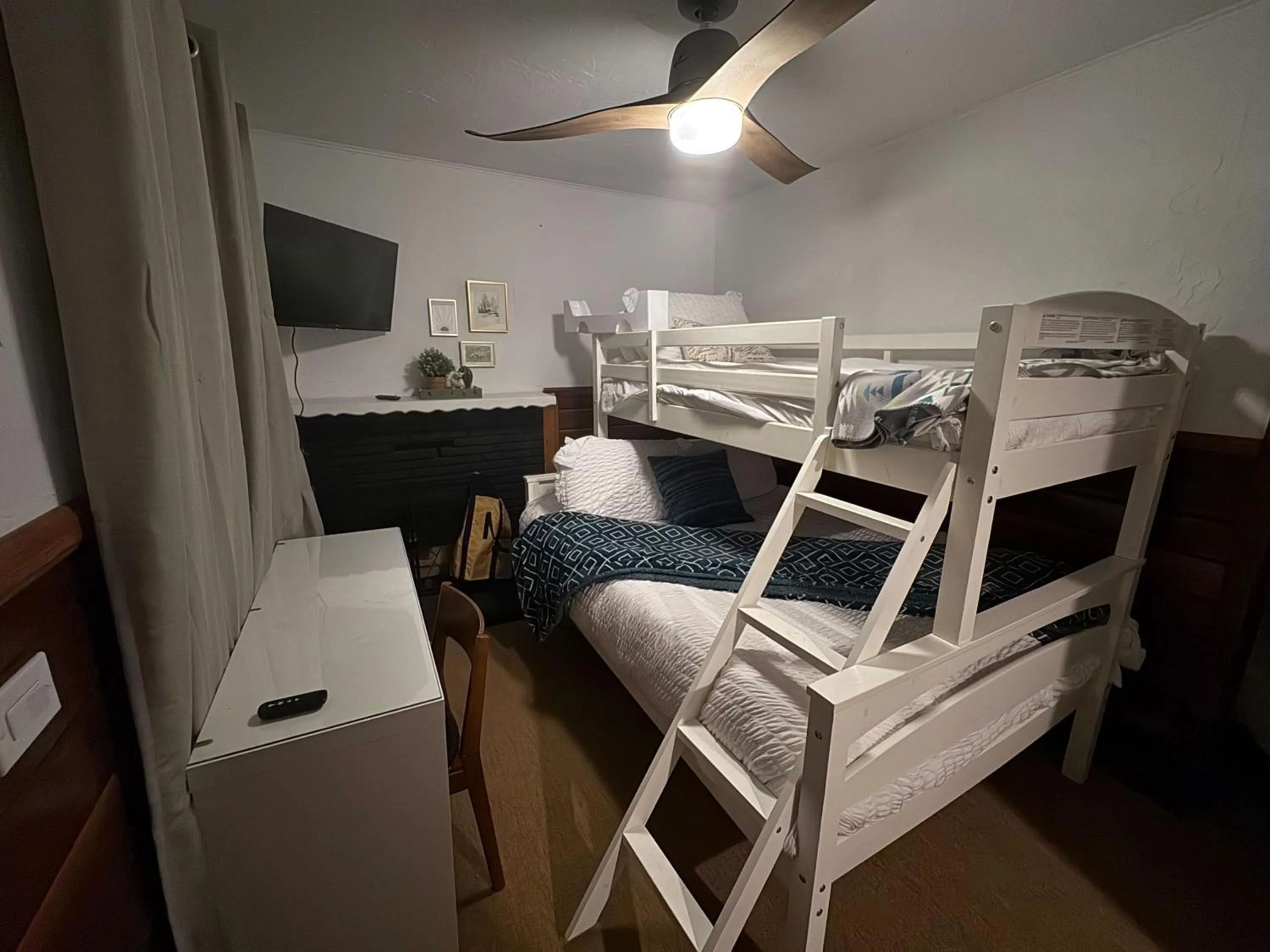 Living room, Bed in Three Pines Cabins