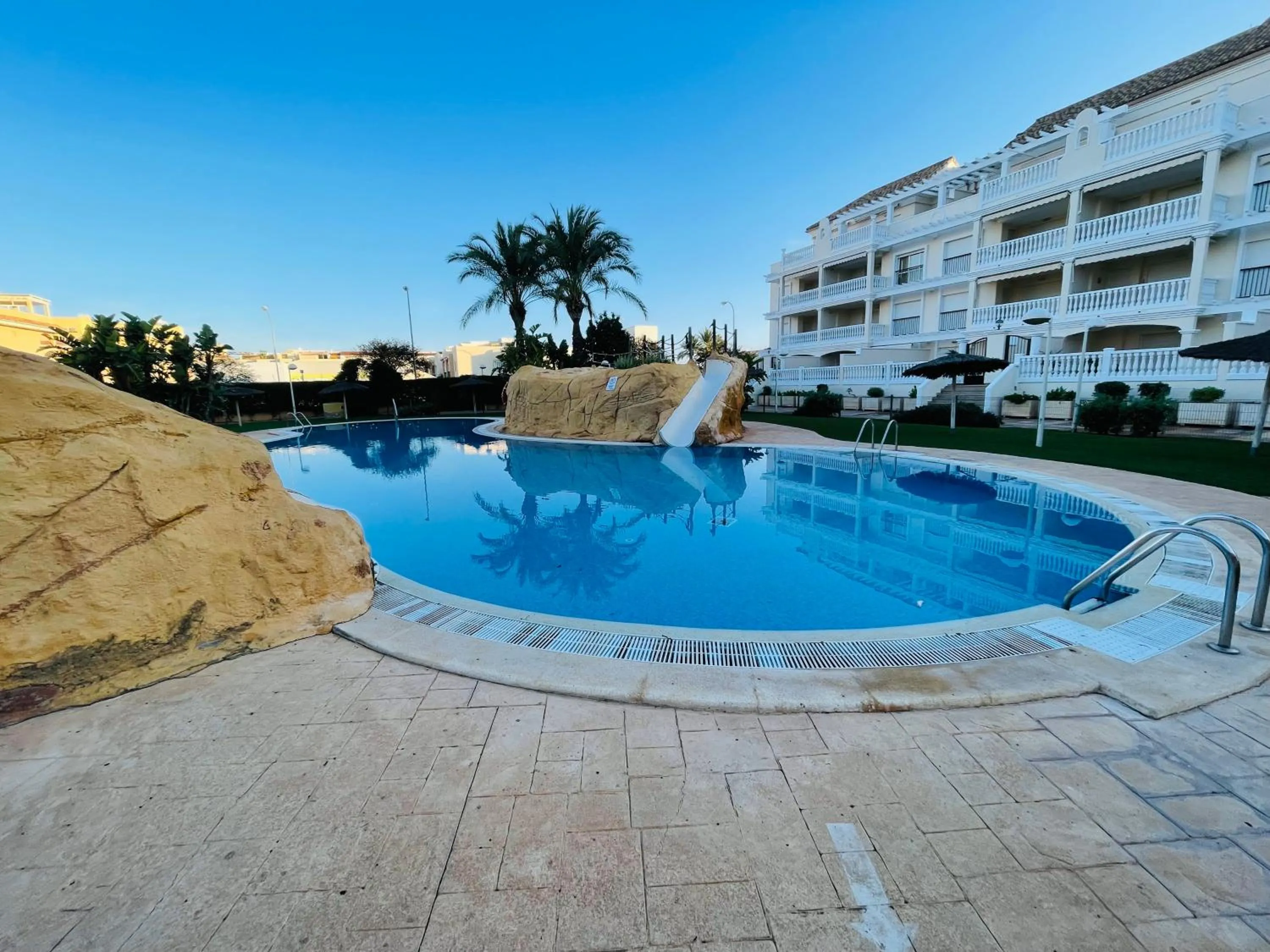 Schöne Unterkunft mit Pool und Terrasse.