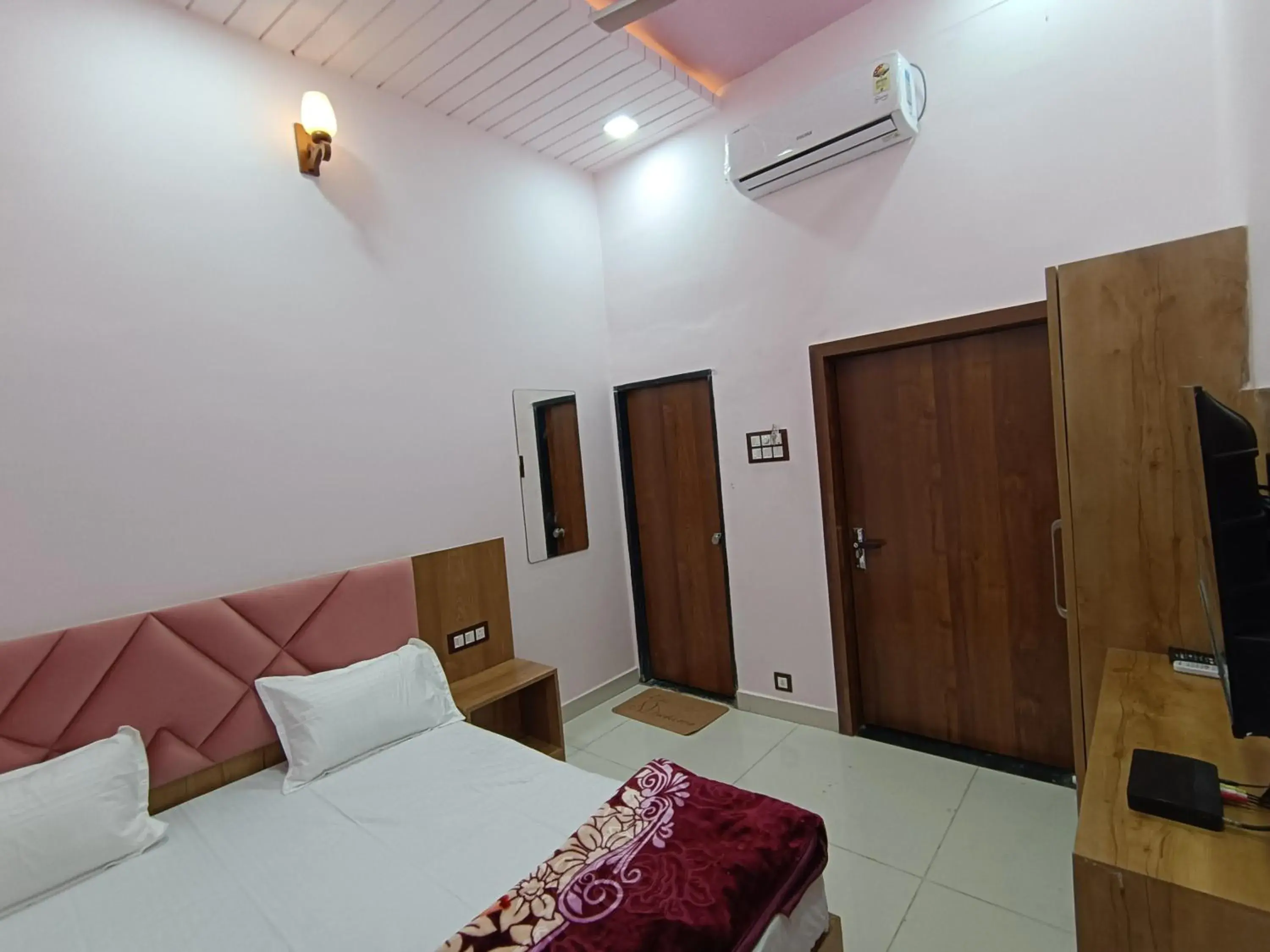 Deluxe Double Room with Bath in Kalptaru Home Stay Aff by MP TOURISM Deluxe Double Room with Bath in Kalptaru Home Stay Aff by MP TOURISM
