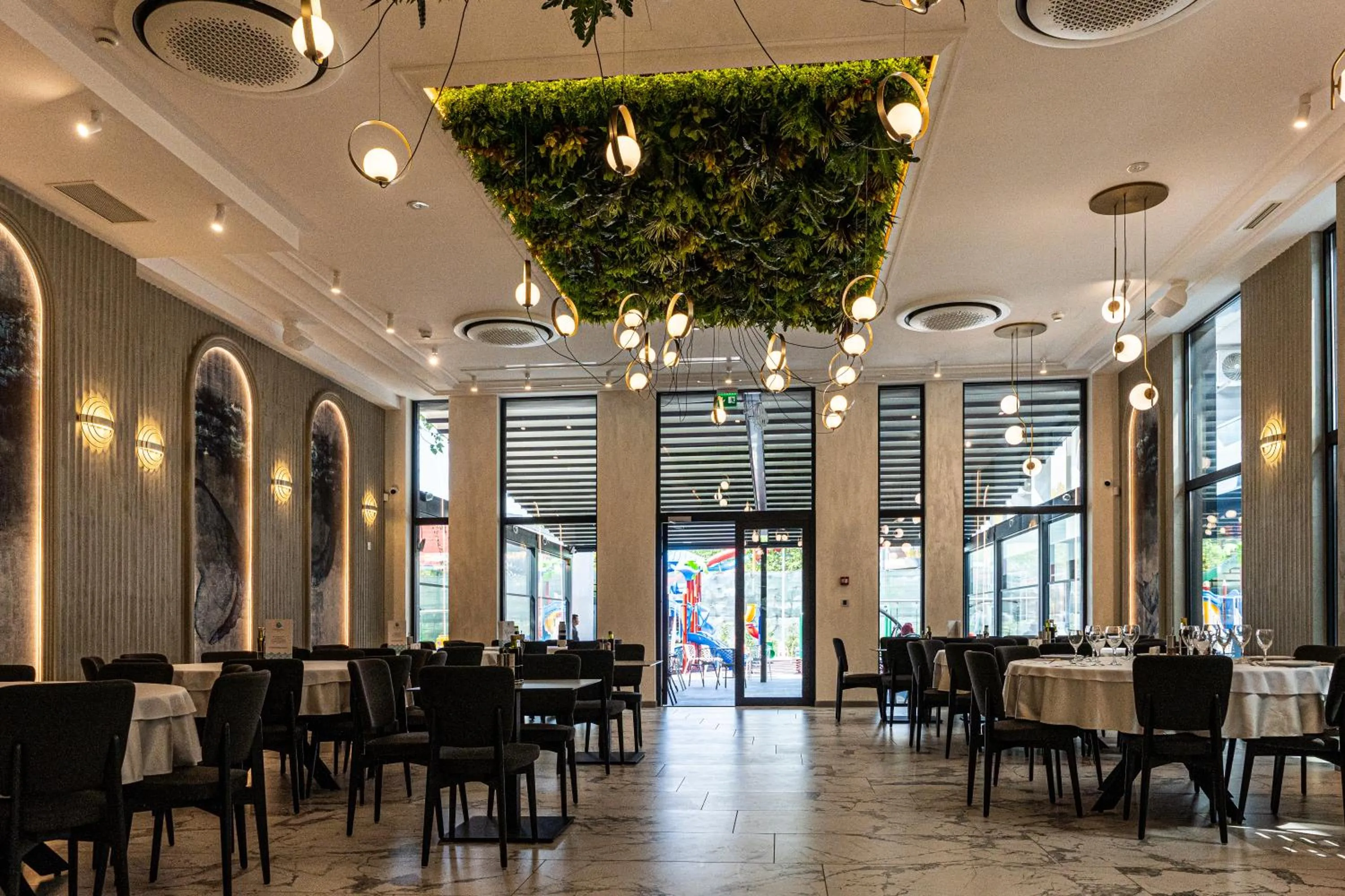 Restaurant/places to eat in HOTEL DUNĂREA