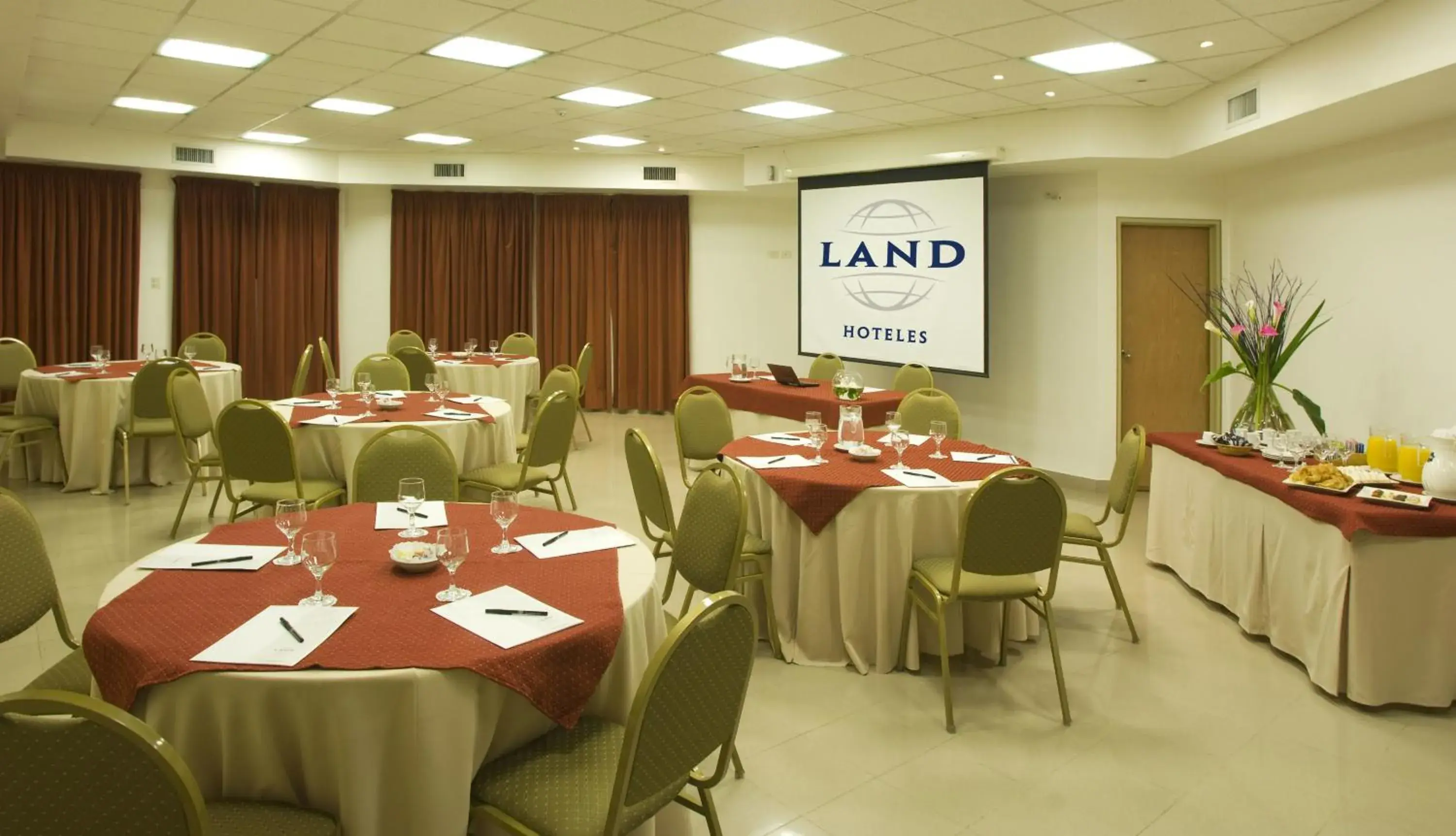 Business facilities in Land Express Neuquén Business facilities in Land Express Neuquén