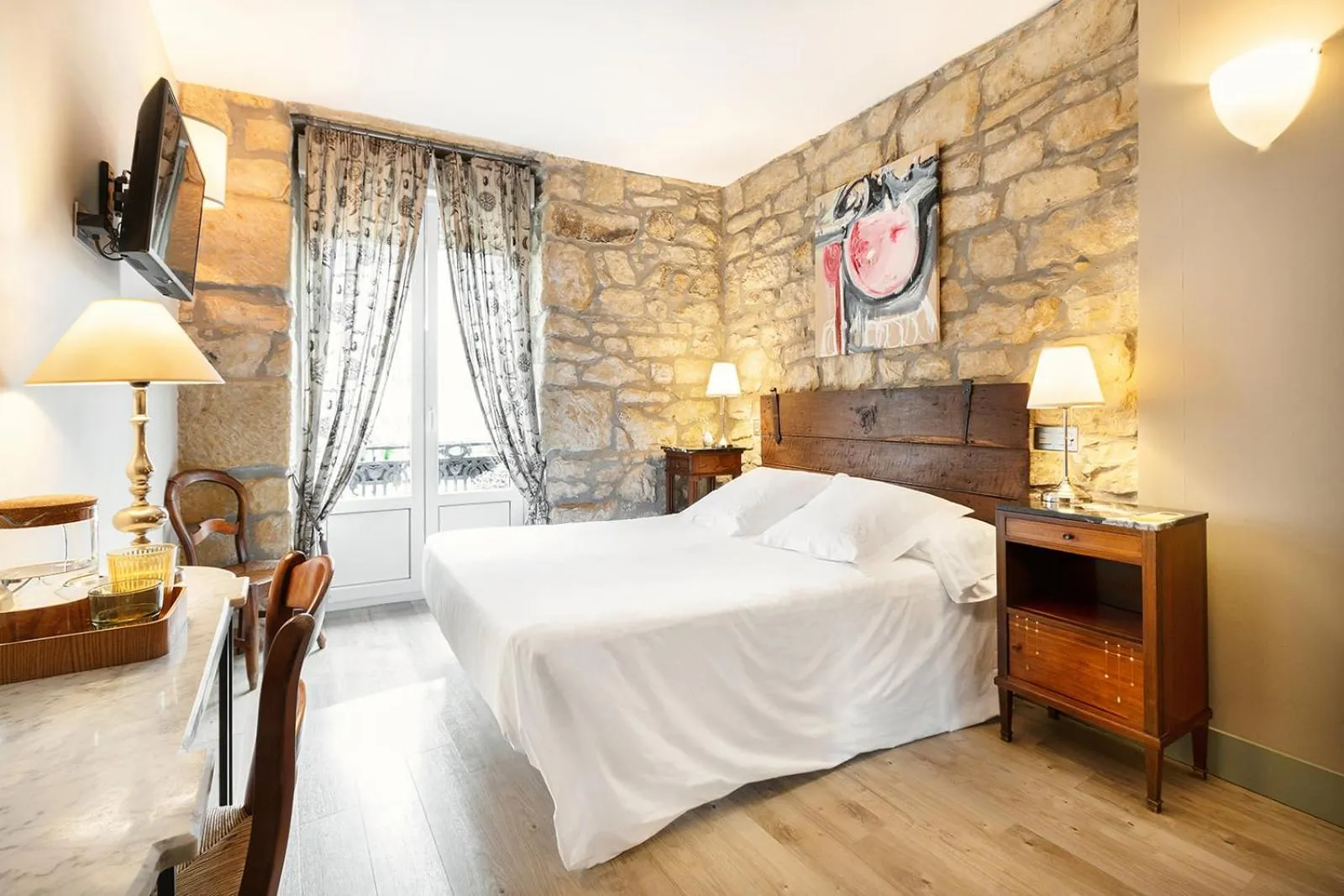 Photo of the whole room, Bed in Hotel Okako San Sebastian