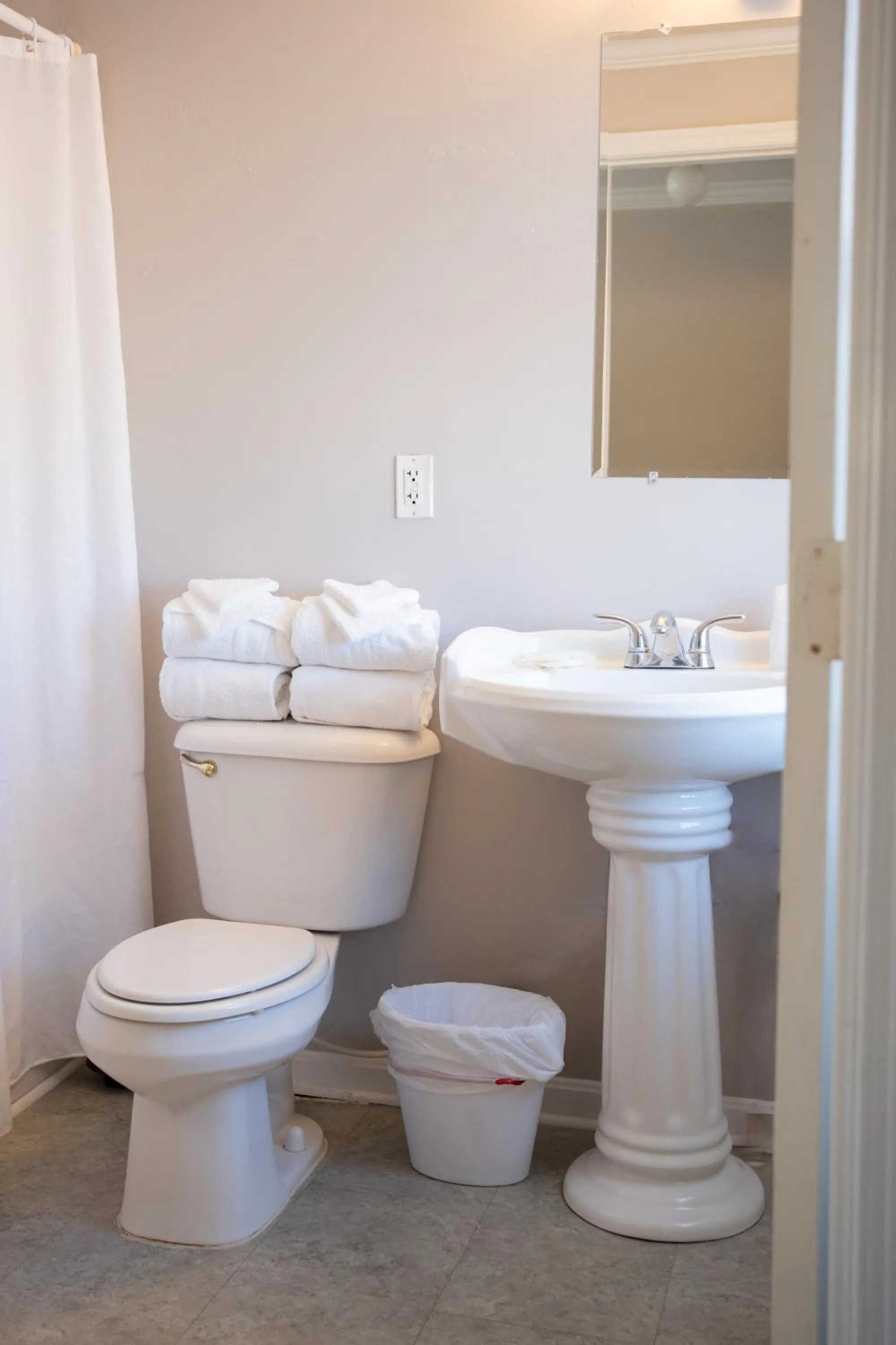 Bathroom in The Burgundy Inn Hotel and Apartments