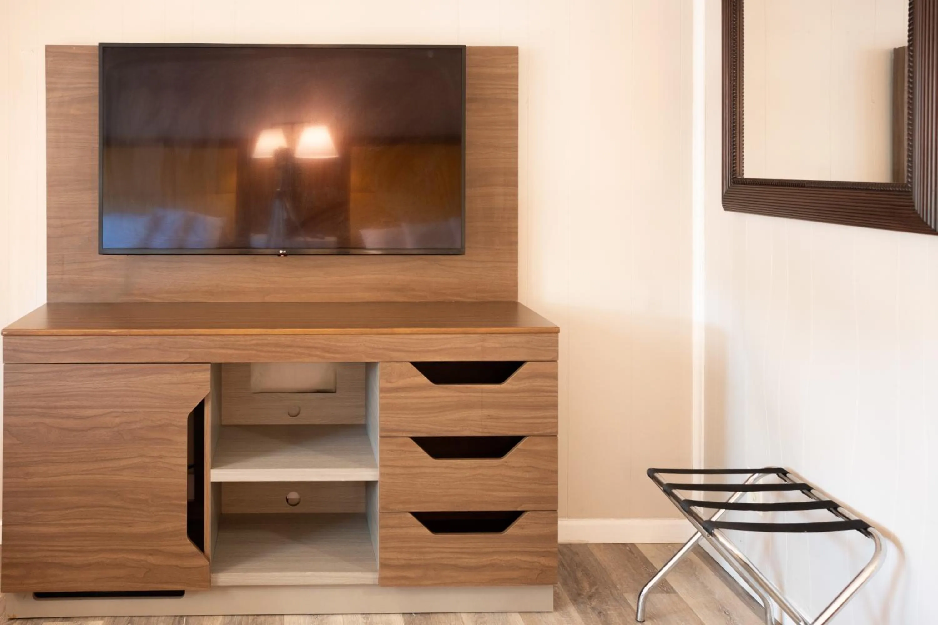 TV and multimedia in The Burgundy Inn Hotel and Apartments