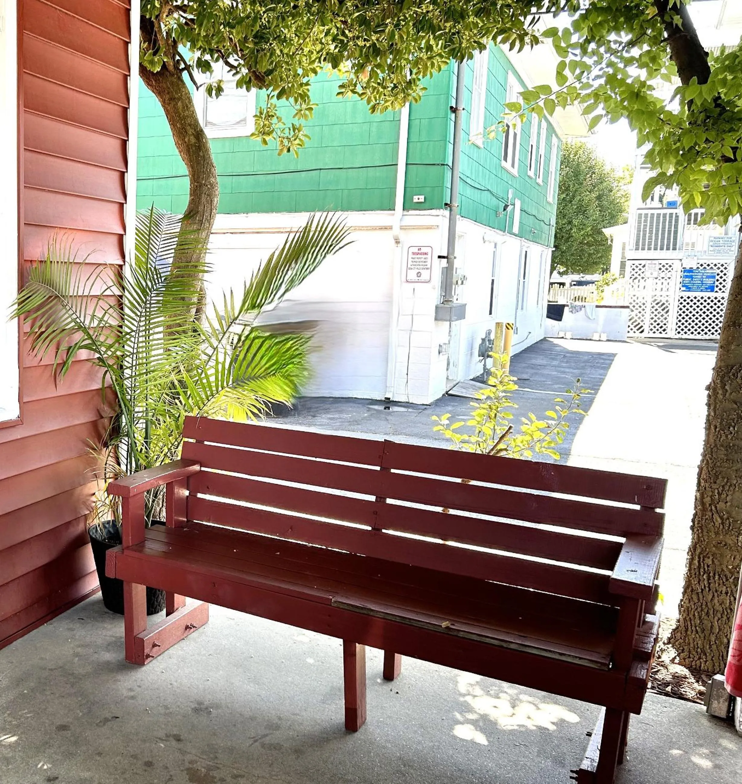 Seating area in The Burgundy Inn Hotel and Apartments