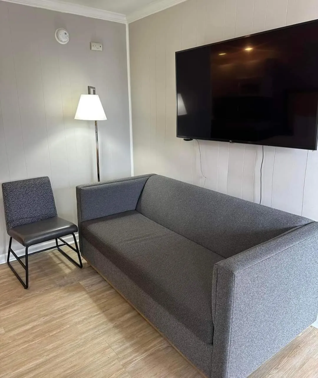Seating area in The Burgundy Inn Hotel and Apartments