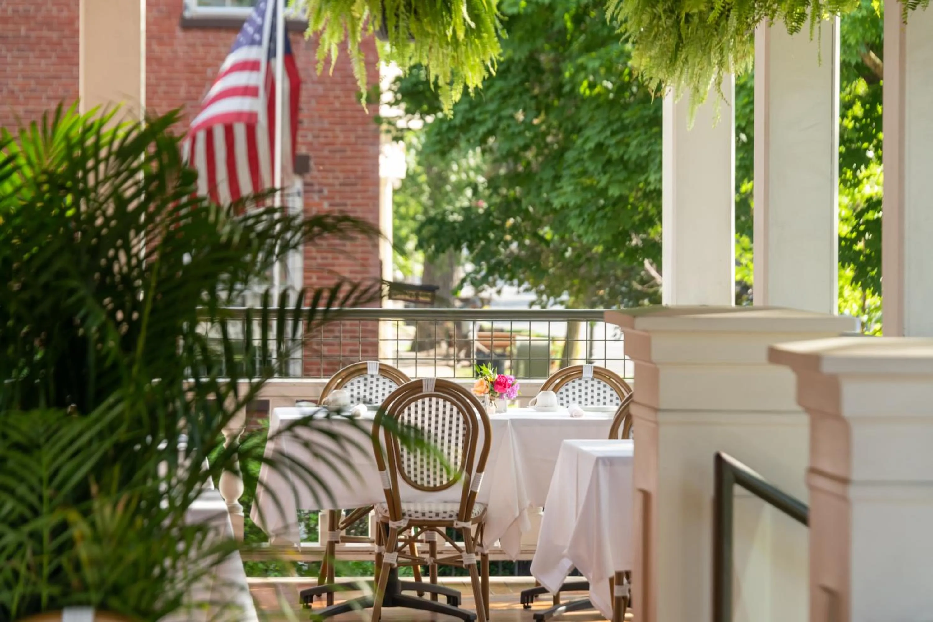 Patio in Saratoga Arms Hotel