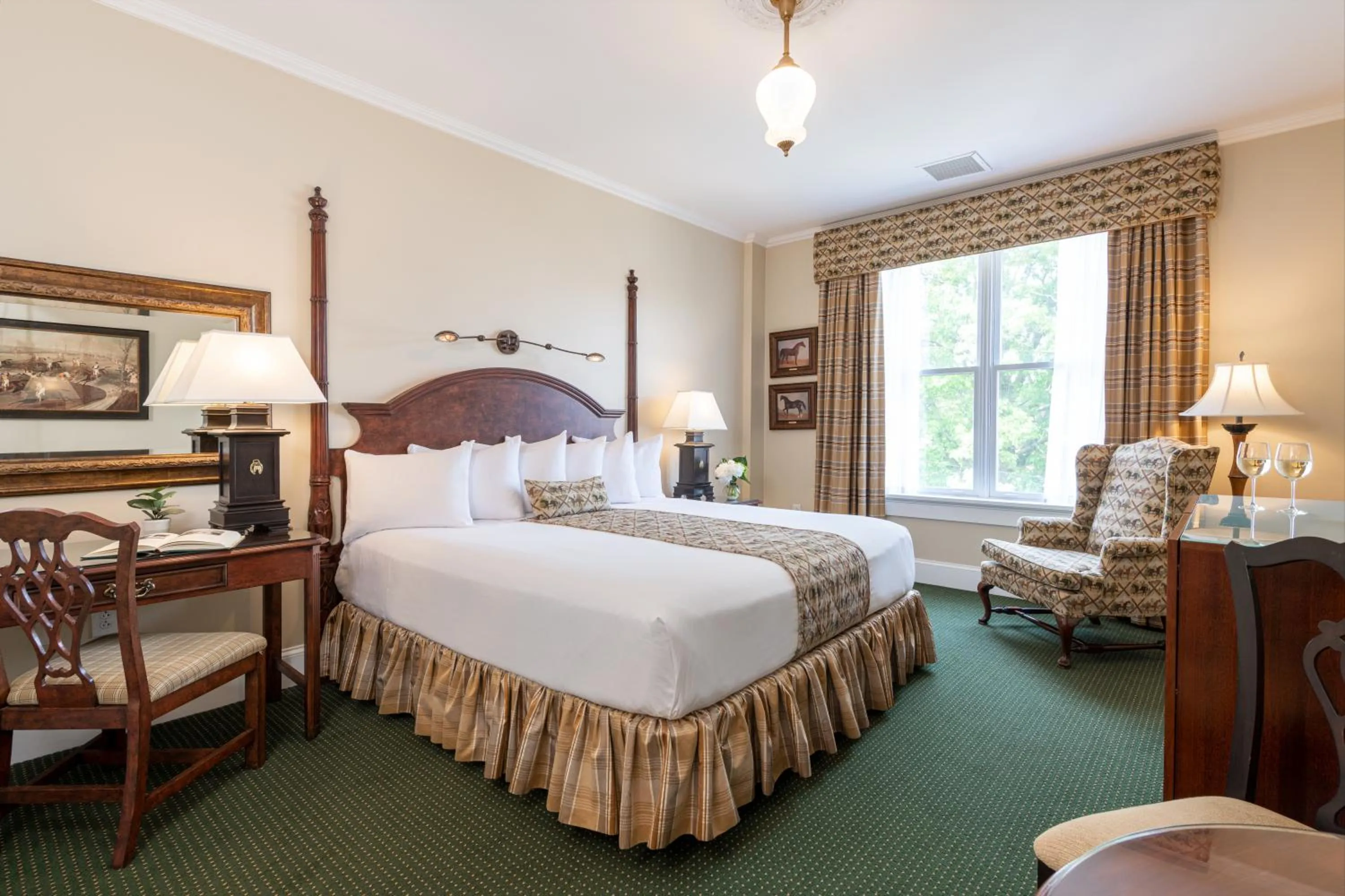Bedroom, Bed in Saratoga Arms Hotel