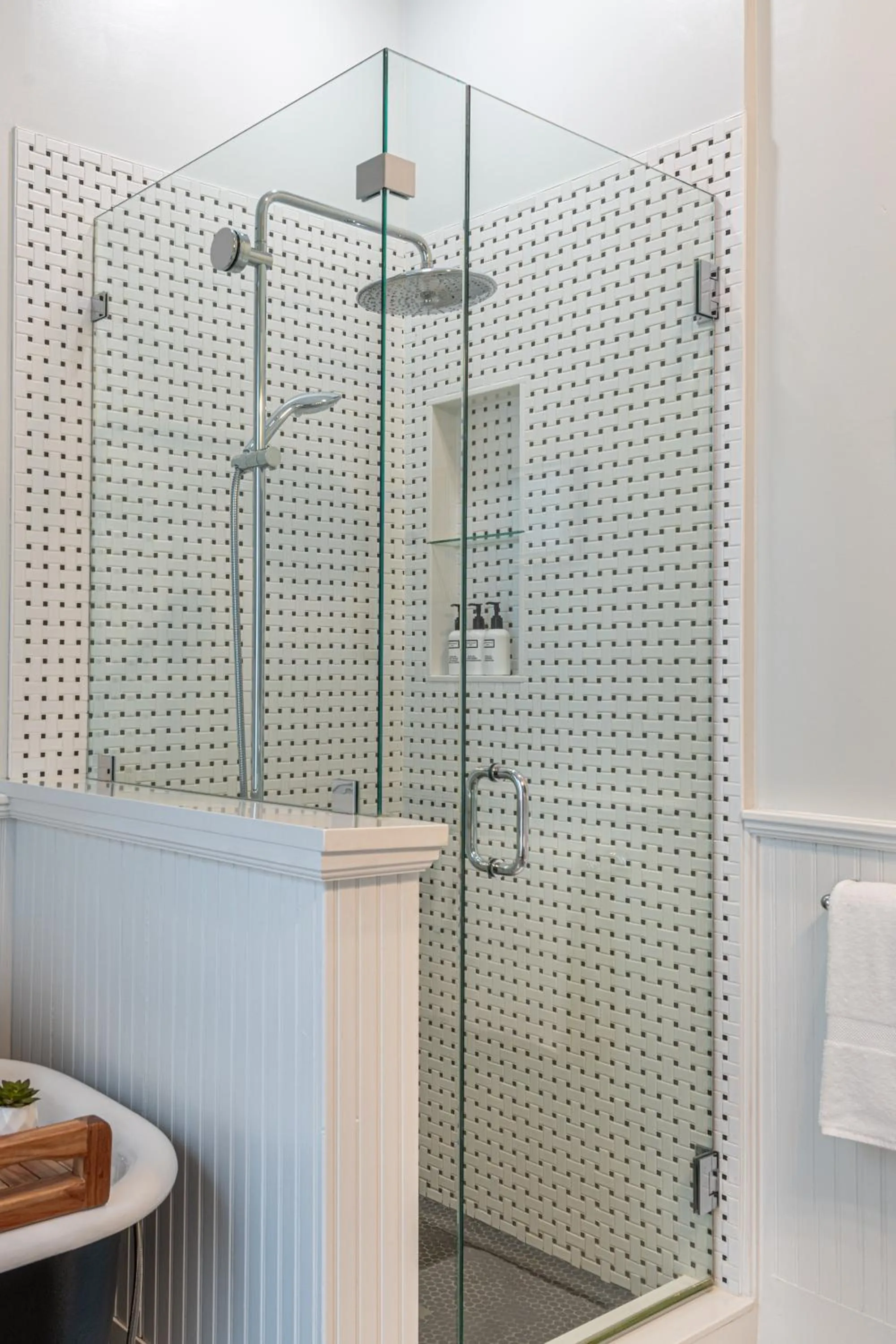 Shower in Saratoga Arms Hotel