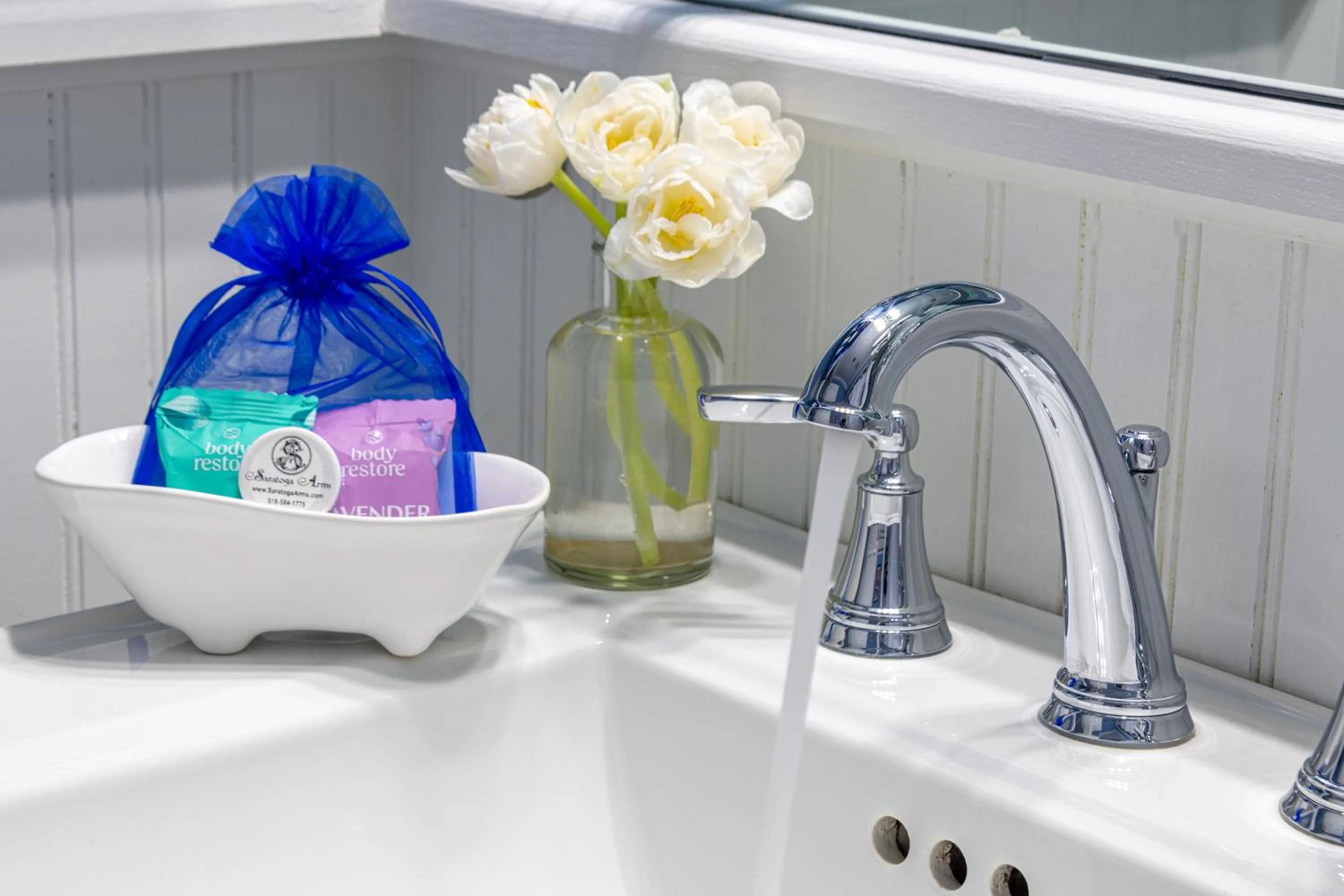 Bathroom in Saratoga Arms Hotel