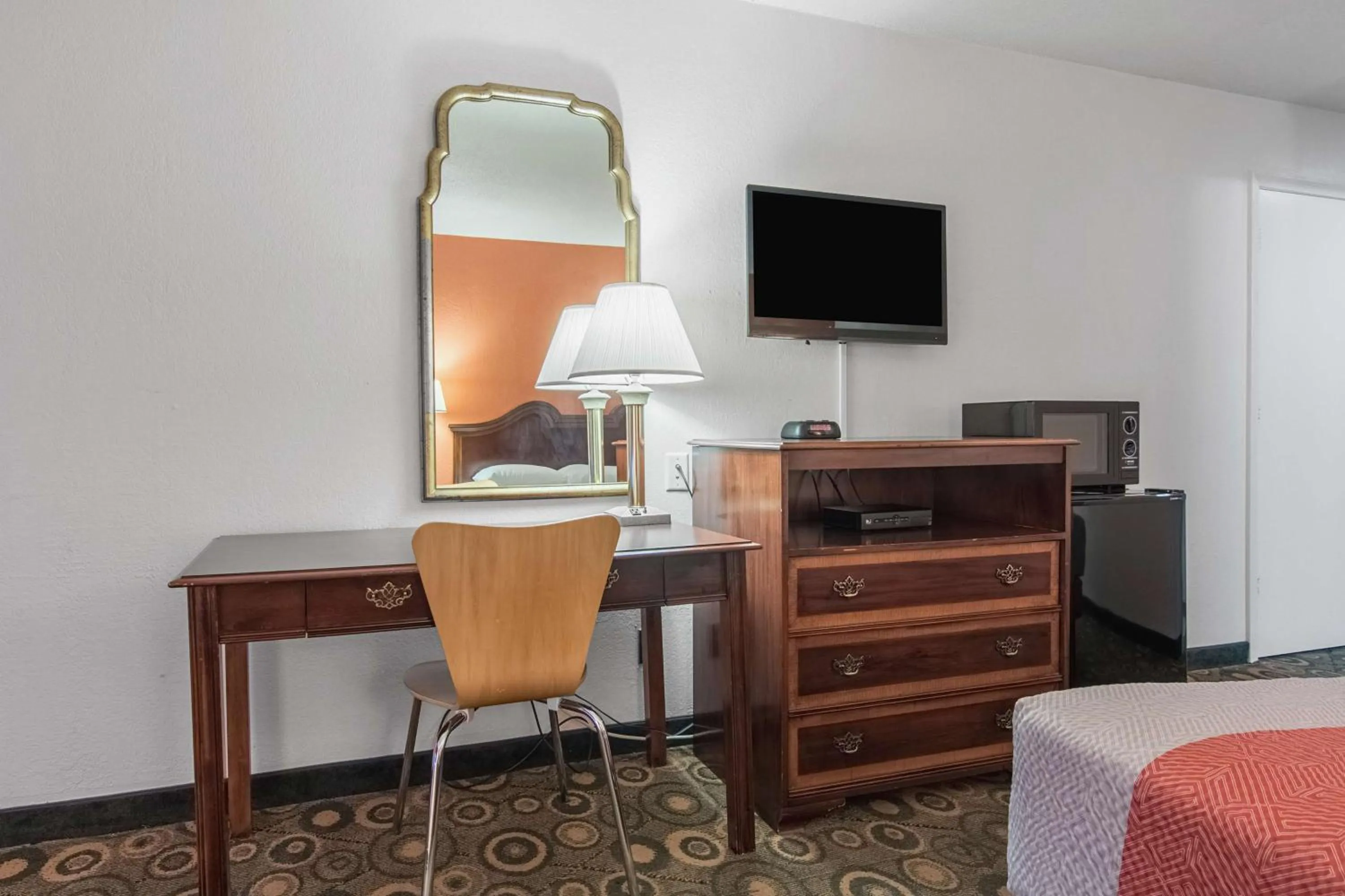 TV and multimedia, Bed in Motel 6-Hope, AR