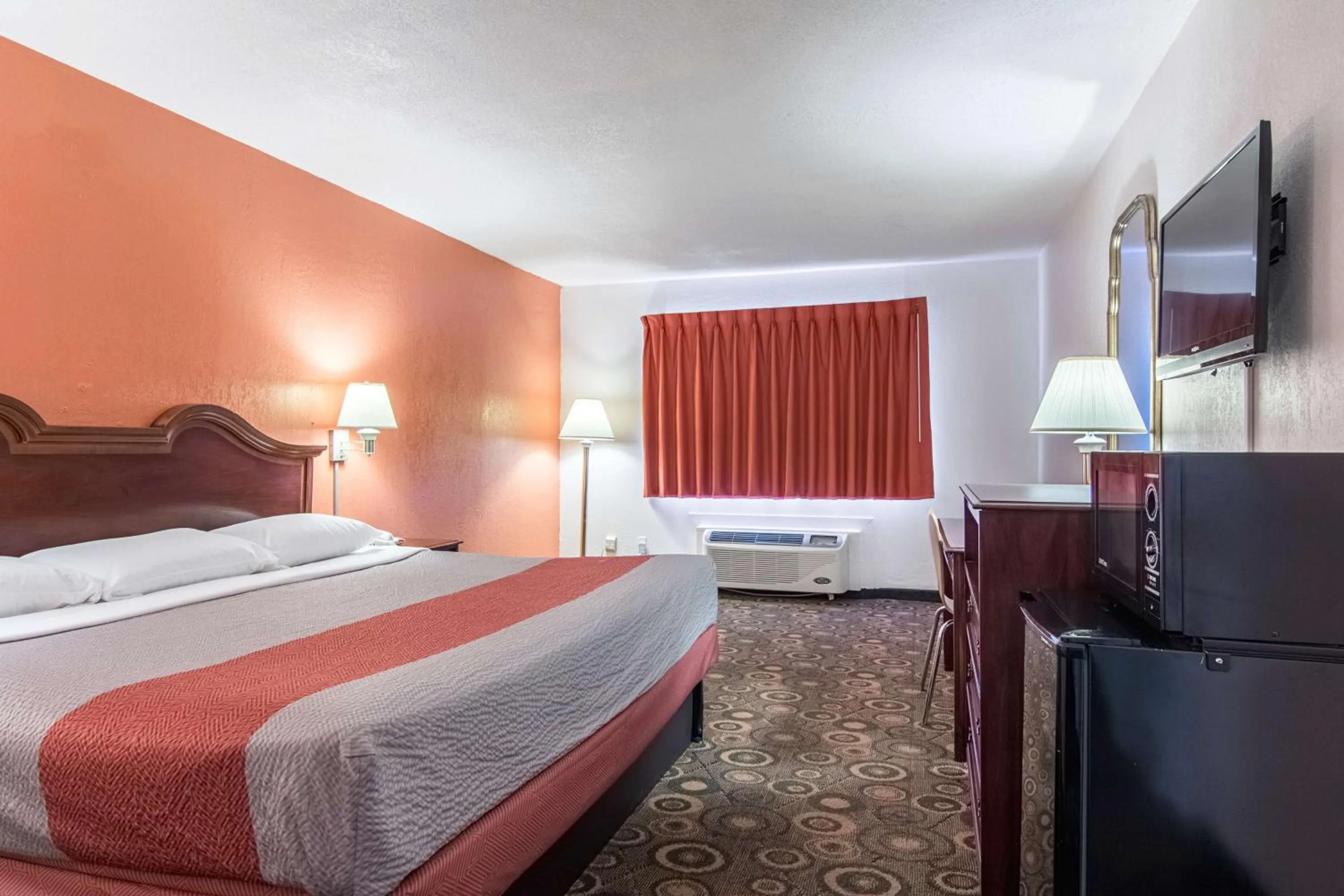 TV and multimedia, Bed in Motel 6-Hope, AR