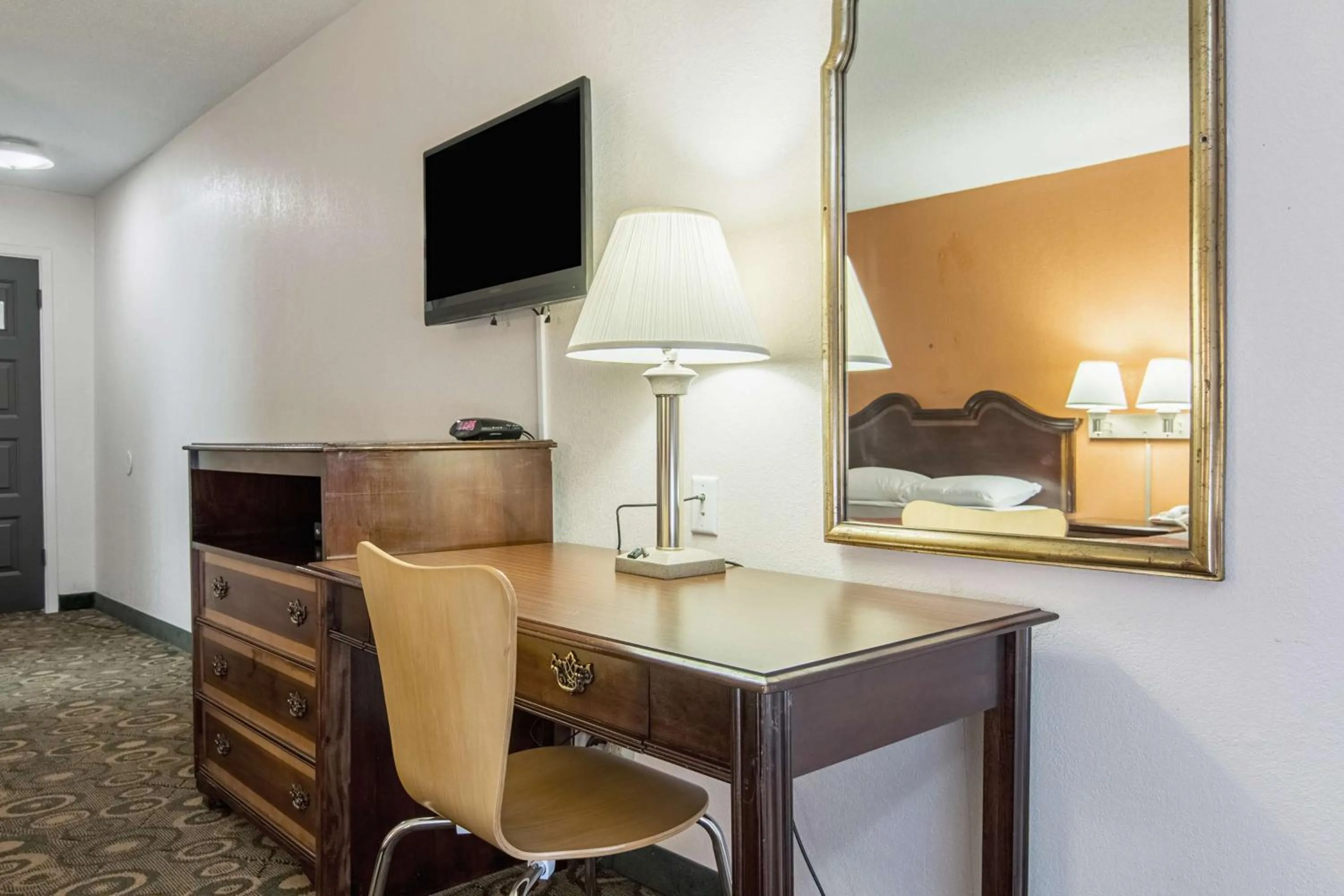 TV and multimedia in Motel 6-Hope, AR