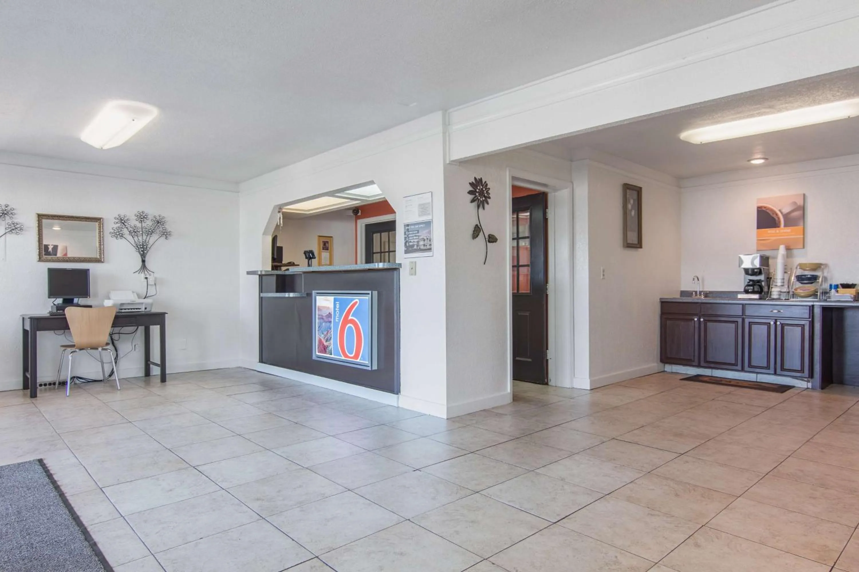 Property logo or sign in Motel 6-Hope, AR