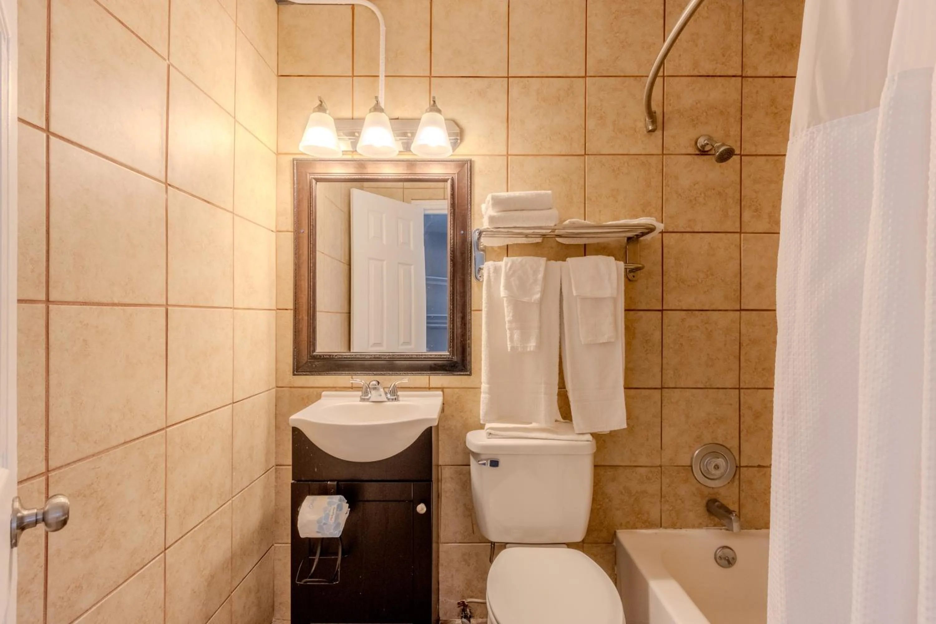 Bath in Shark Reef Resort Motel & Cottages