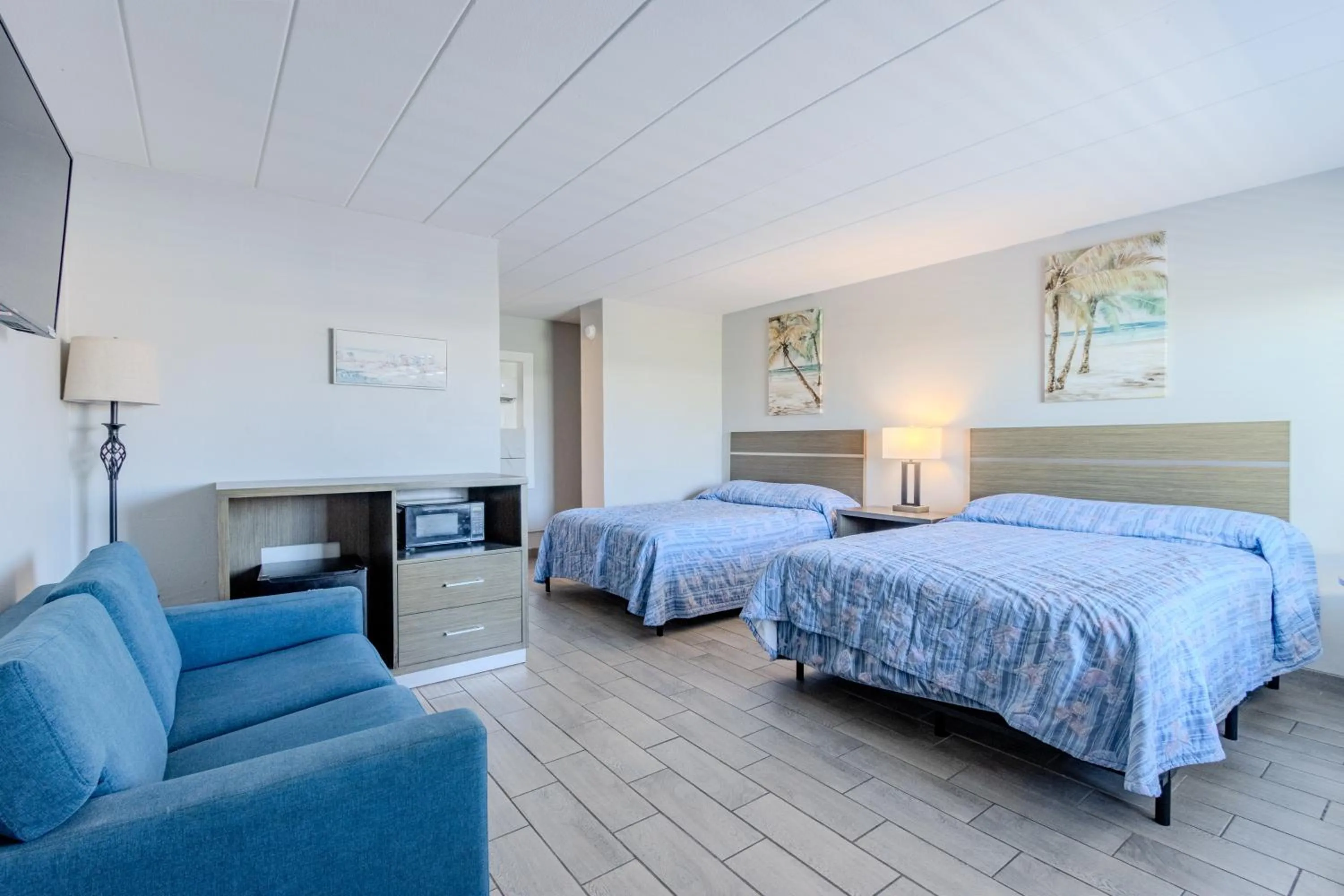 Seating area, Bed in Shark Reef Resort Motel & Cottages