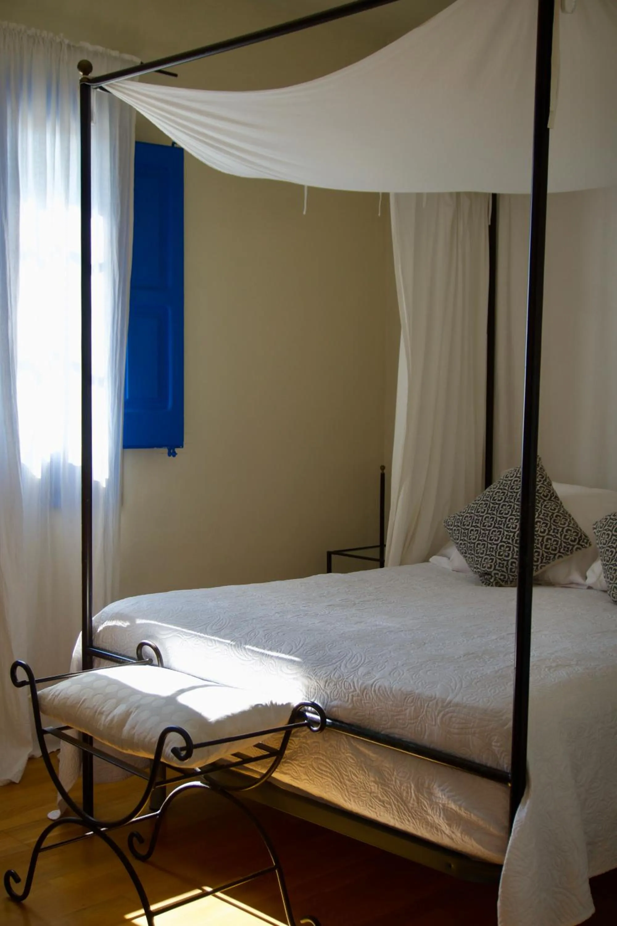 Bed in Hostal de la Plaça - Hotel Boutique