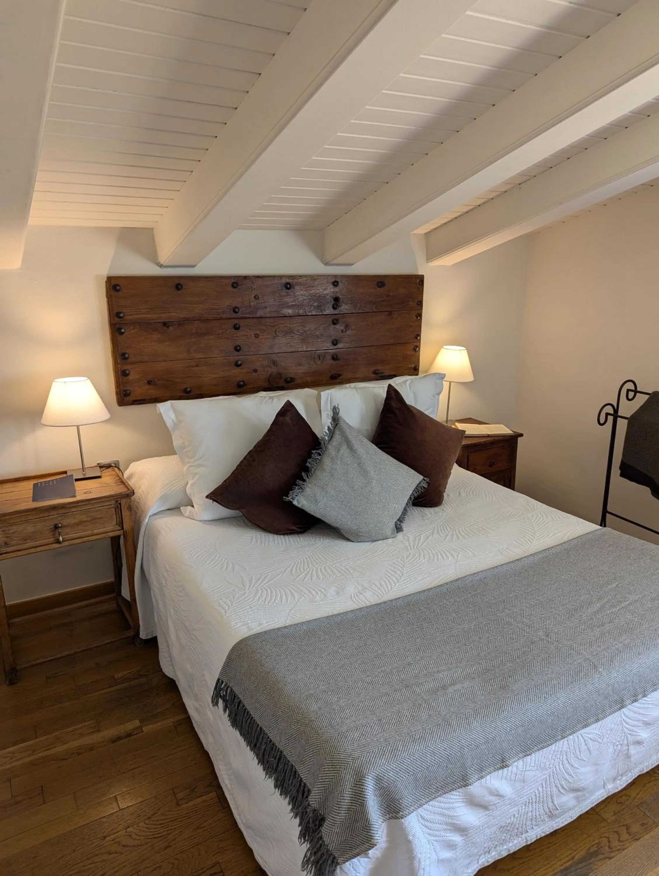 Bed in Hostal de la Plaça - Hotel Boutique