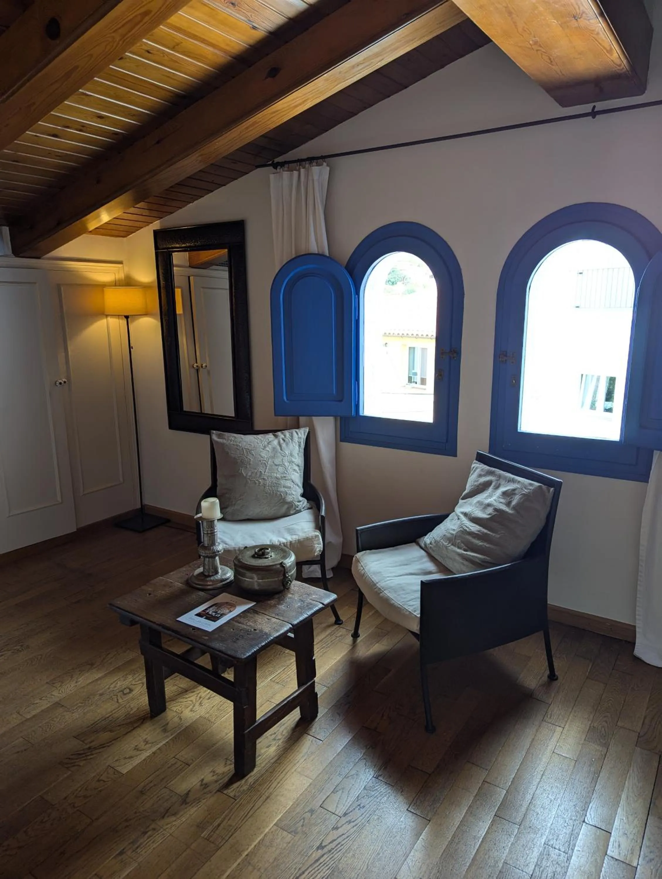 Seating area in Hostal de la Plaça - Hotel Boutique