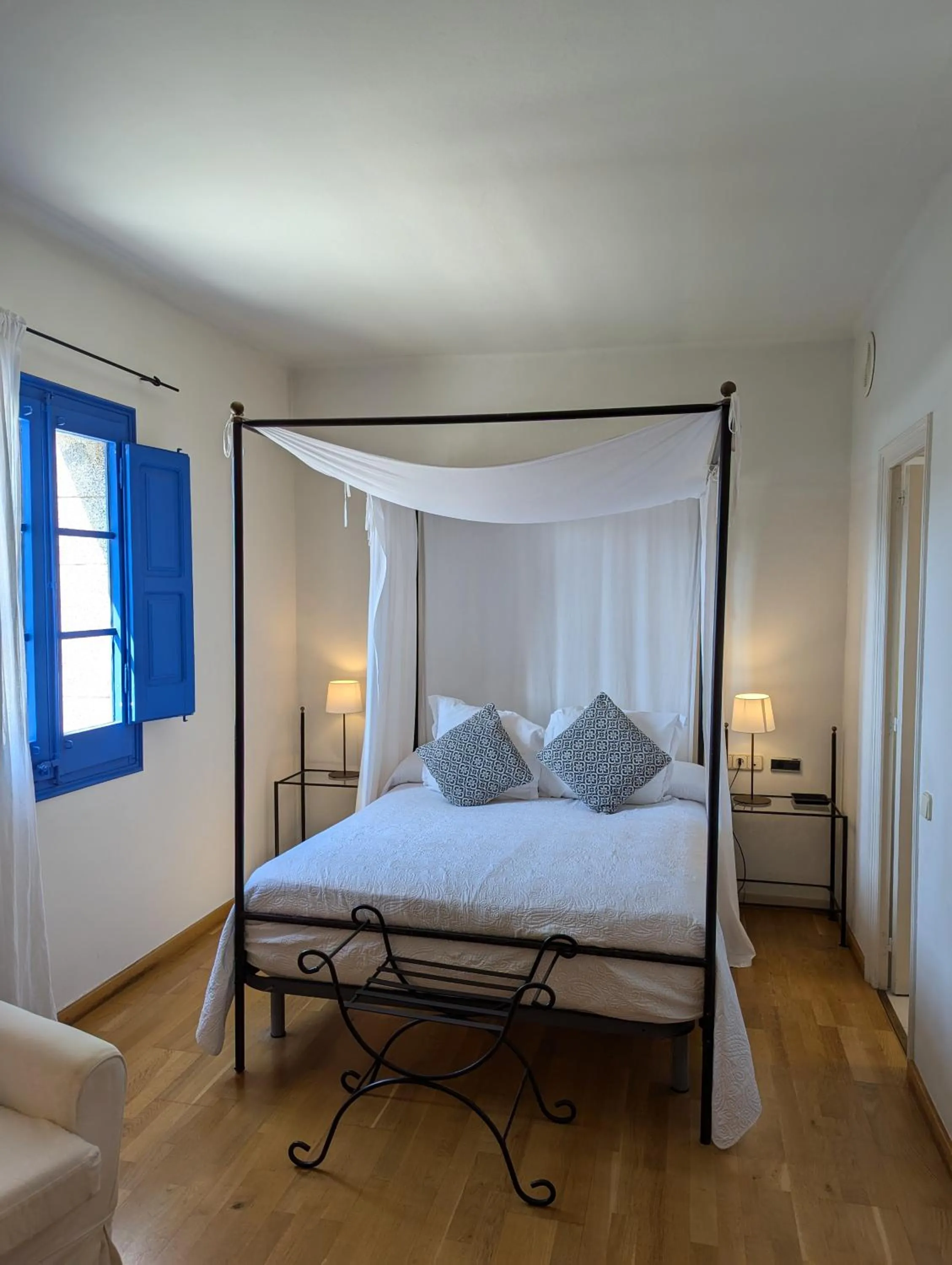 Bedroom, Bed in Hostal de la Plaça - Hotel Boutique