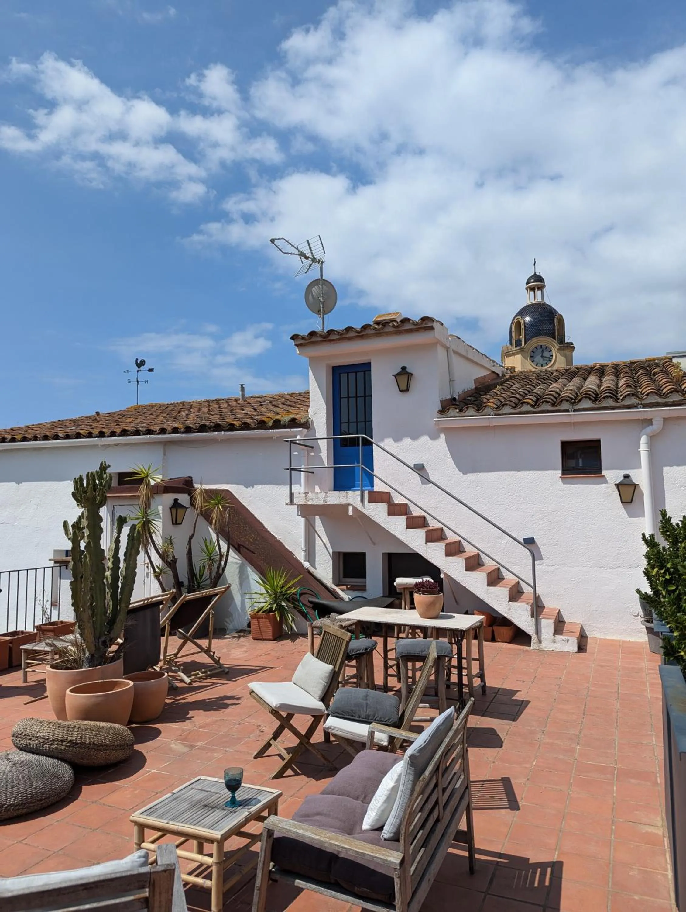 Property building in Hostal de la Plaça - Hotel Boutique