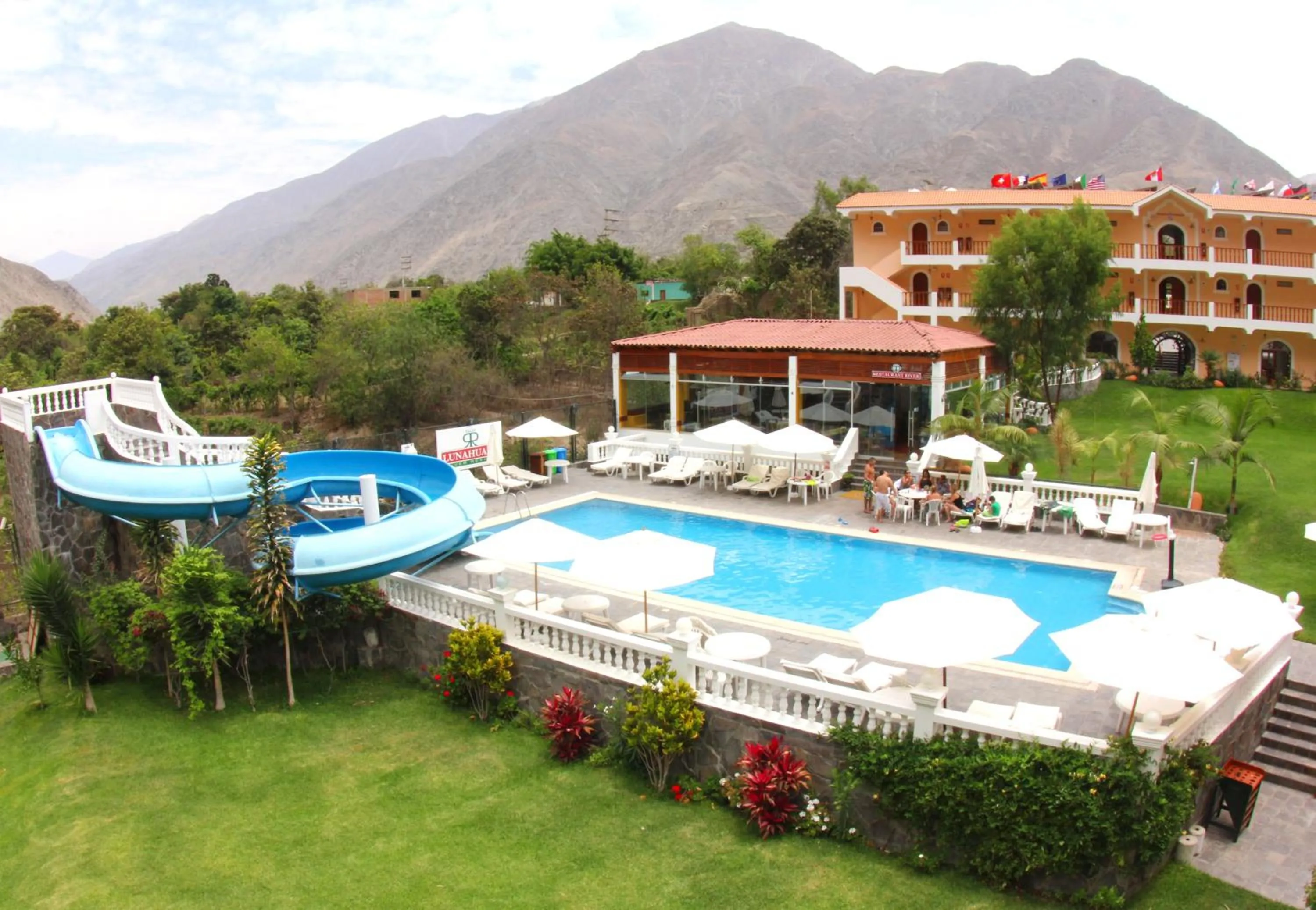Swimming pool in Lunahuana River Resort