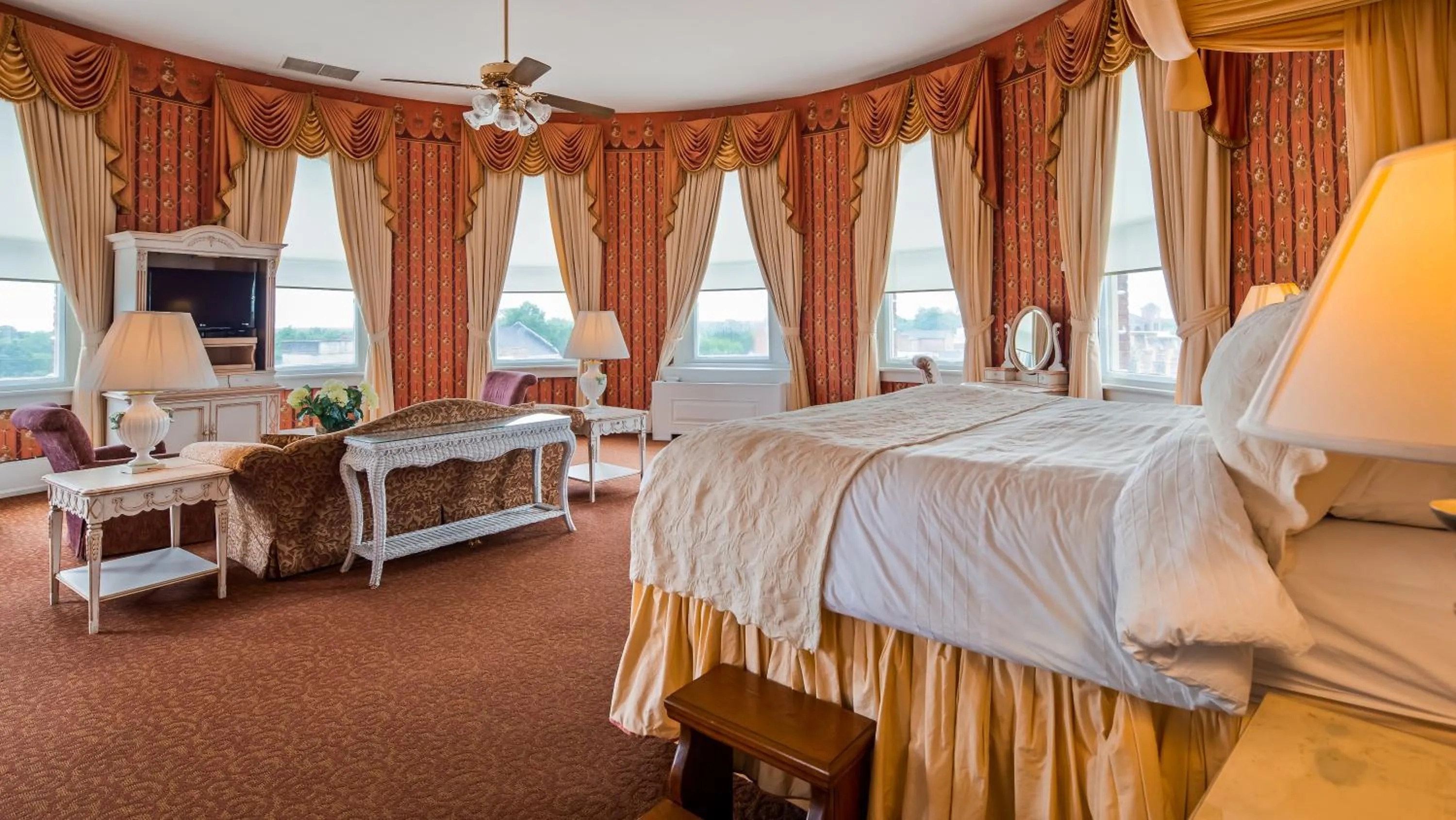 Photo of the whole room, Bed in Windsor Hotel, an Ascend Collection Hotel