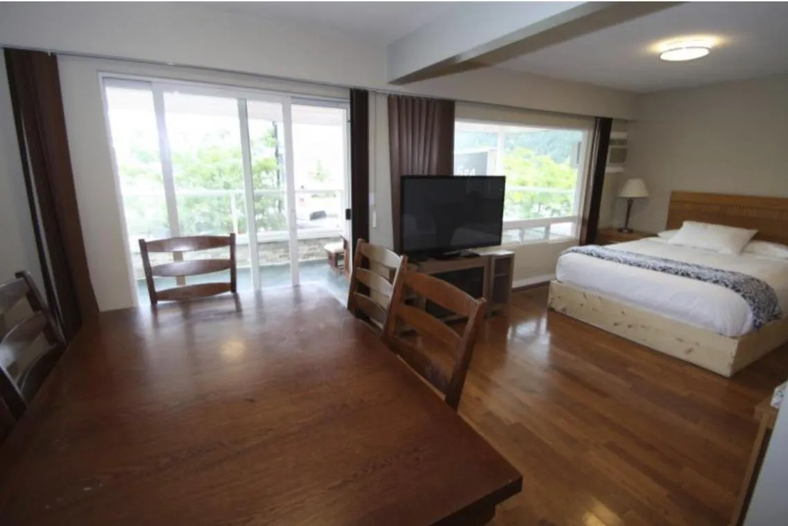 Bed in Harrison Spa Motel