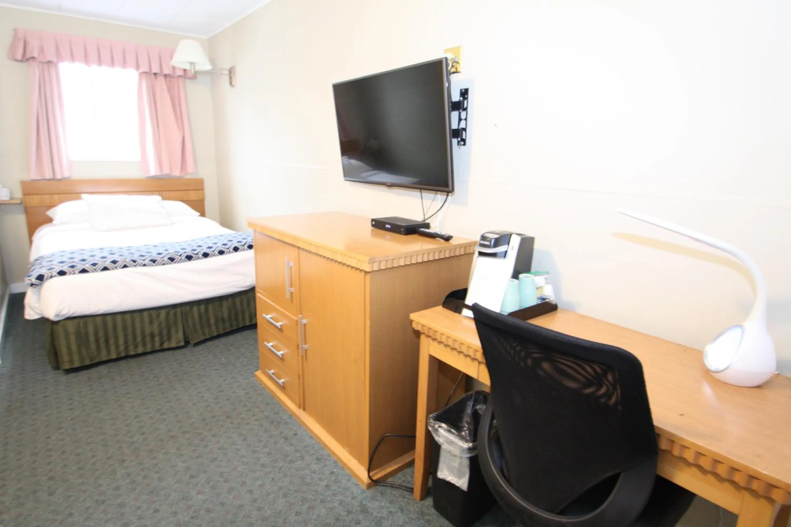 Bed in Harrison Spa Motel