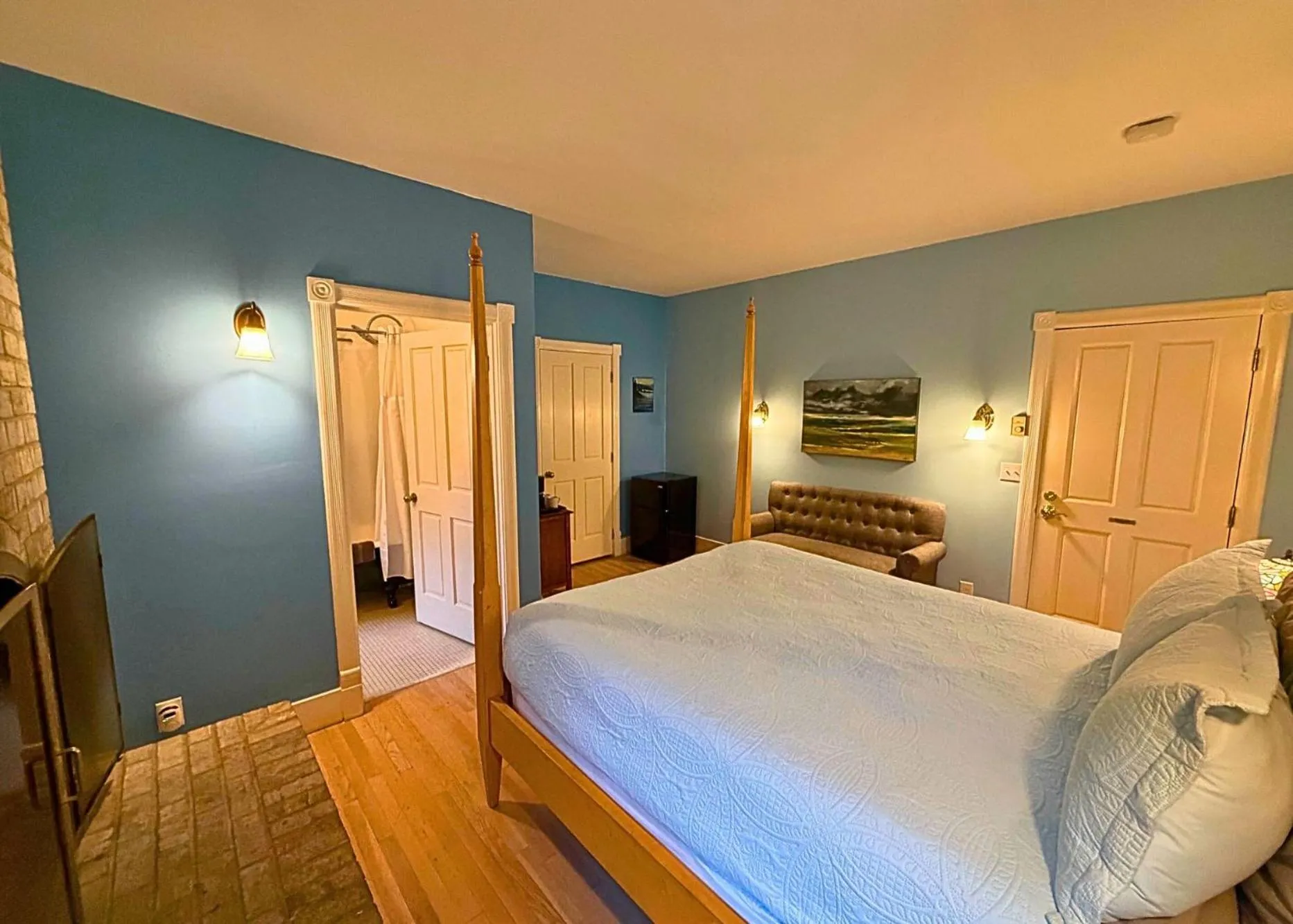 Bed in The Edenwild Boutique Inn