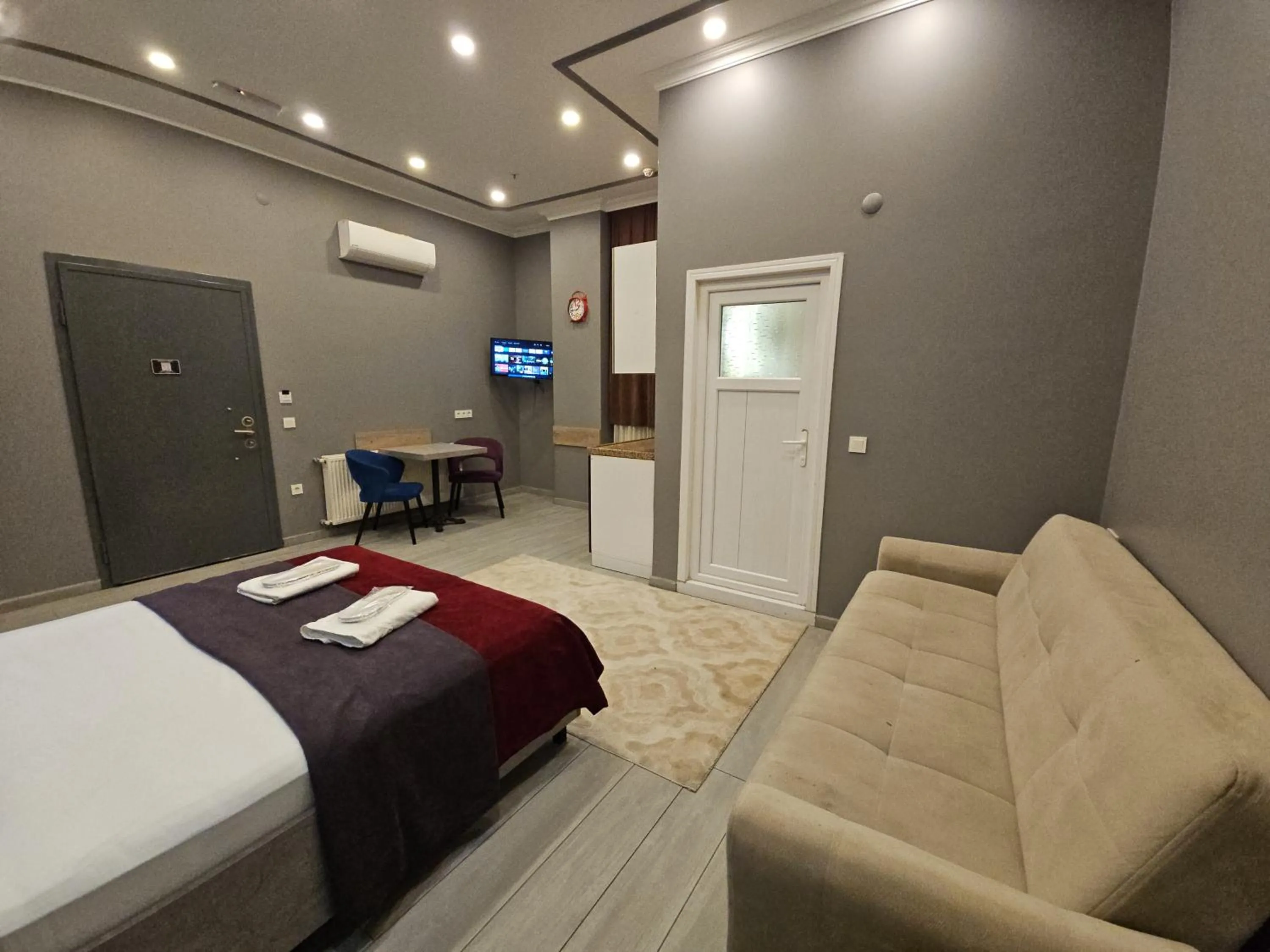Communal lounge/ TV room, Bed in Sahrakent Otel Pendik