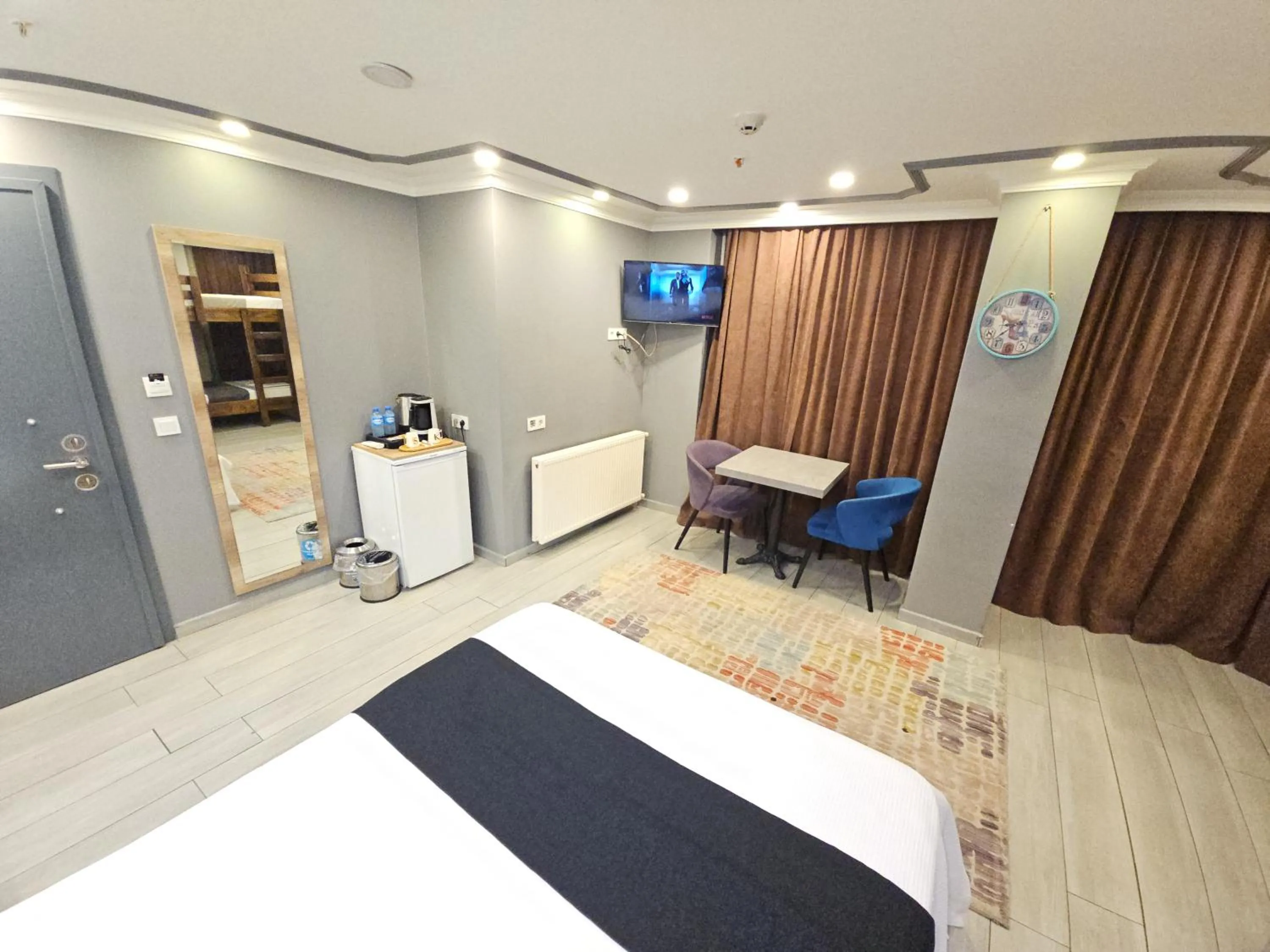 Communal lounge/ TV room, Bed in Sahrakent Otel Pendik